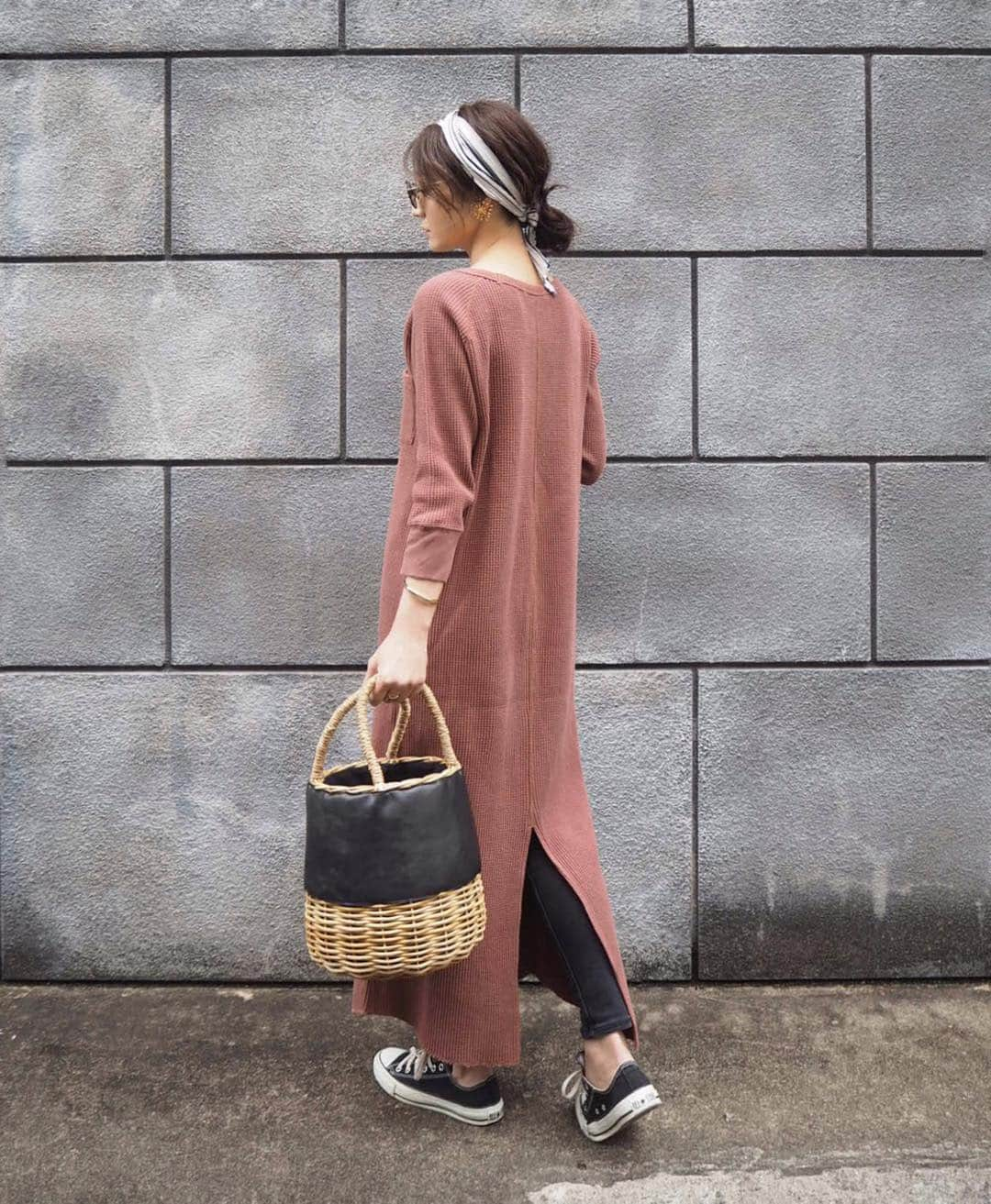 yoko178loveさんのインスタグラム写真 - (yoko178loveInstagram)「#coordinate ． ． 絶妙なブラウンカラーの ワッフルワンピース  @etretokyo ． ． この丈感やスリットも全部可愛い✨ ． ． #etretokyo #エトレトウキョウ #ワッフルワンピース #elendeek #カゴバッグ #converse #converseallstar」3月23日 20時36分 - yoko178love