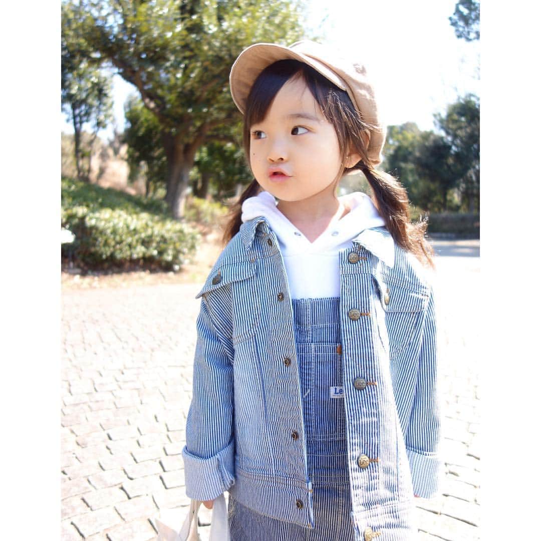 Saraさんのインスタグラム写真 - (SaraInstagram)「. coordinate♡ . Leeのサロペットと オーバーオールでワークテイストに👖 . ヒッコリーかわいい🤤❤️ . jacket ▶︎ #lee  overalls ▶︎ #lee  boots ▶︎ #branshes  bag ▶︎ #lee . . #ootd #kids #kids_japan #kids_japan_ootd #kjp_ootd #kidsfahion #kidscode #kidsootd #kidswear #キッズコーデ #キッズファッション #インスタキッズ  #salopette #overall #サロペット #オーバーオール #リー #ワークテイスト #楽天roomに載せてます」3月23日 20時52分 - sarasara718