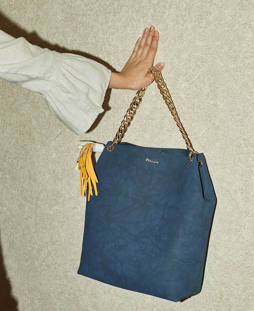 ポリーニさんのインスタグラム写真 - (ポリーニInstagram)「I got sunshine in a bag. Carry the new season in the most stylish way. Check out our new shopping bag in navy blue. #SS19 #Pollini」3月23日 20時45分 - pollini