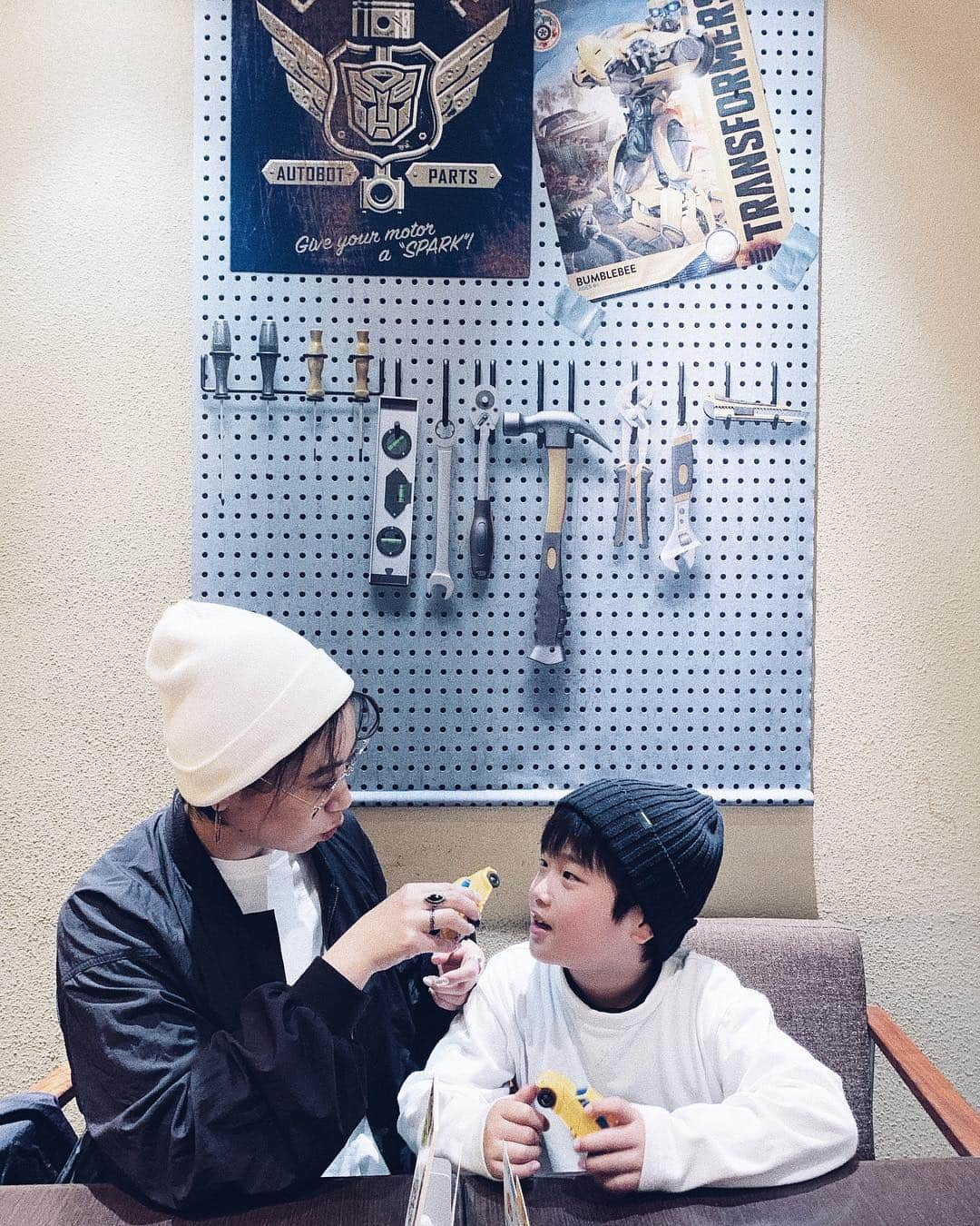 0703maiさんのインスタグラム写真 - (0703maiInstagram)「昨日は3/22から上映されている バンブルビー  @bumblebee.jp を観に、はるくんと 映画デートしてきました📽🍿 トランスフォーマーは全作見ているし、大好きな映画の一つ。 本当に楽しかったー🥺 バンブルビー、、可愛いしカッコいい。 映画は笑いあり、涙あり。 ママ泣いてるじゃーん👦🏻 って突っ込まれ。 あくびだしっ  って3回は言った😂 . . その後、PARCOに移動して バンブルビーカフェに行ったよ♡ 店内入口にはフィギュアなどが展示されていて店内はいろんな場所にビー♡ ドリンクもフードもビー♡美味しかった‼️ . . カフェを堪能した後、カフェの上の階にある展示会場に、、平日企画で大人チケット購入で玩具が貰えるの👦🏻❤️これには、はるくんもご満悦そうでした。笑 過去の映画やアニメが流れていたり色んなフィギュアが展示されていたりギュッと詰め込まれた展示内容だった🥺トランスフォーマー好きには堪らない空間。笑 . . #PR #バンブルビー #タカラトミー #トランスフォーマー #カフェ #男の子ママ #男の子の遊び #車のおもちゃ #子供のいる暮らし #フィギュア #ロボット #映画 #スピンオフ #映画デート #息子とデート #リンクコーデ #モノトーンコーデ #キッズコーデ #ママコーデ . . . 春休み、家族で楽しめる映画だと思った🎞🚗🤖🌎 今日は2人っきりで2人とも好きな映画観て、2人とも好きなバンブルビー尽くしなデートで大満足な一日でした❤ . . 今日はゆっくりまったり出来たし 明日はまた子連れでお出掛けするっ🚃 楽しみだなー👦🏻👶🏻 #うちの可愛いメンズ達🙋🏻‍♂️👦🏻👶🏻」3月23日 20時45分 - 0703mai