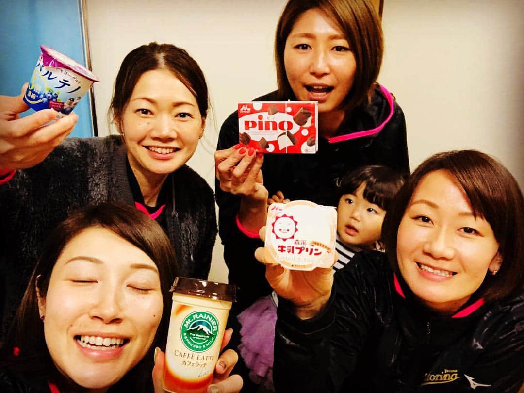 佐野優子のインスタグラム：「. 明日、森永乳業杯ファイナル🏆 . それぞれチーム名にもなっている商品を持って📸 . team ピノ🍨 team 牛乳プリン🍮 team パルテノ🥄 team マウントレーニア☕️ (この写真choiceしてごめんね🙊) . .  #森永乳業#森永乳業杯  #pino#牛乳プリン #パルテノ#マウントレーニア #全て美味しい」