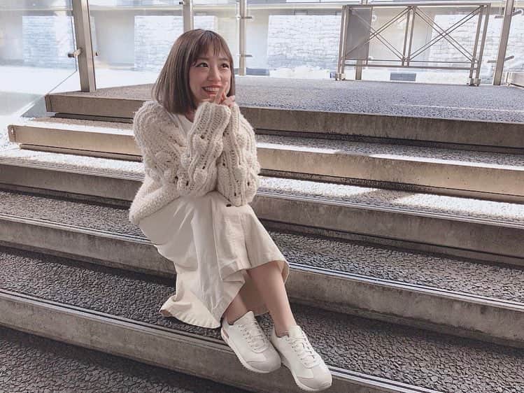 本橋優華のインスタグラム：「白が好き。 美人が撮ってくれた◡̈* #white#ootd#photo#friend#date#uniqlo#uniqlou#gu#onitsukatiger#olivedesolive#tshirt#shose#sneaker#tomorrowland#outer#skirt#whiteshoes#fun#tokyo#ホワイトコーデ  @gu_for_all_ @uniqlo  @onitsukatigerjp  @olive_des_olive_official  @tomorrowland_jp」
