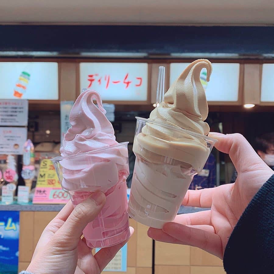 鈴木芳奈のインスタグラム：「ふわぁぁぁ 昨年末に出逢い、頼もしく色々と分かり合える仲間。彼女オススメのデイリーチコのアイス食べたよ☆いろんなお話をこうして話せることはとても嬉しいことだ。 わたしは左。ストロベリー🍓とローズ🌹  #デイリーチコ #好きなアイス偏りすぎ #ストロベリーとローズ」