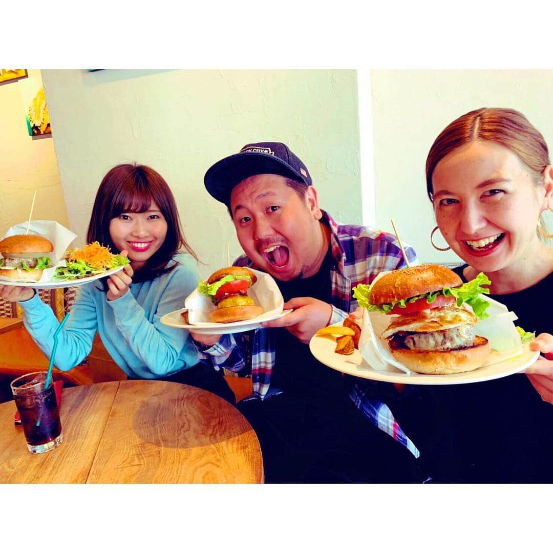 のインスタグラム：「みんなで久々のバー活🍔 このお店は以前からよく行くので美味しかったのはもちろんだけど、休んでる間のゴシップを出来る限り聞き出すのが、なによりの心の栄養になりましたとさ😏😏😏 そして部長ダイスケナカガーワー君の優しさを再発見した1日でした🐥ありがとうね！  #zipfm #shanties #バー活」