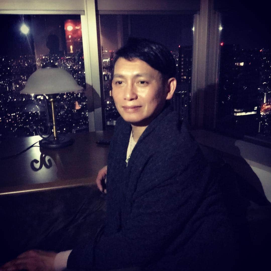 のインスタグラム：「先日は日本舞踊を見た帰りに 久方ぶりに懐かしい友人んちで、懐かしいメンツが集まってワイン会。 60階の自宅でおこたは爽快！  #こたつ #コタツ #kotatsu #Brasero #Korsi #sandal #Erzincan #Gaziantep #Mesa camilla #60階 #ワイン #🍷 #タワマン #夜景 #街の灯り #Nightview #Citylights #야경」