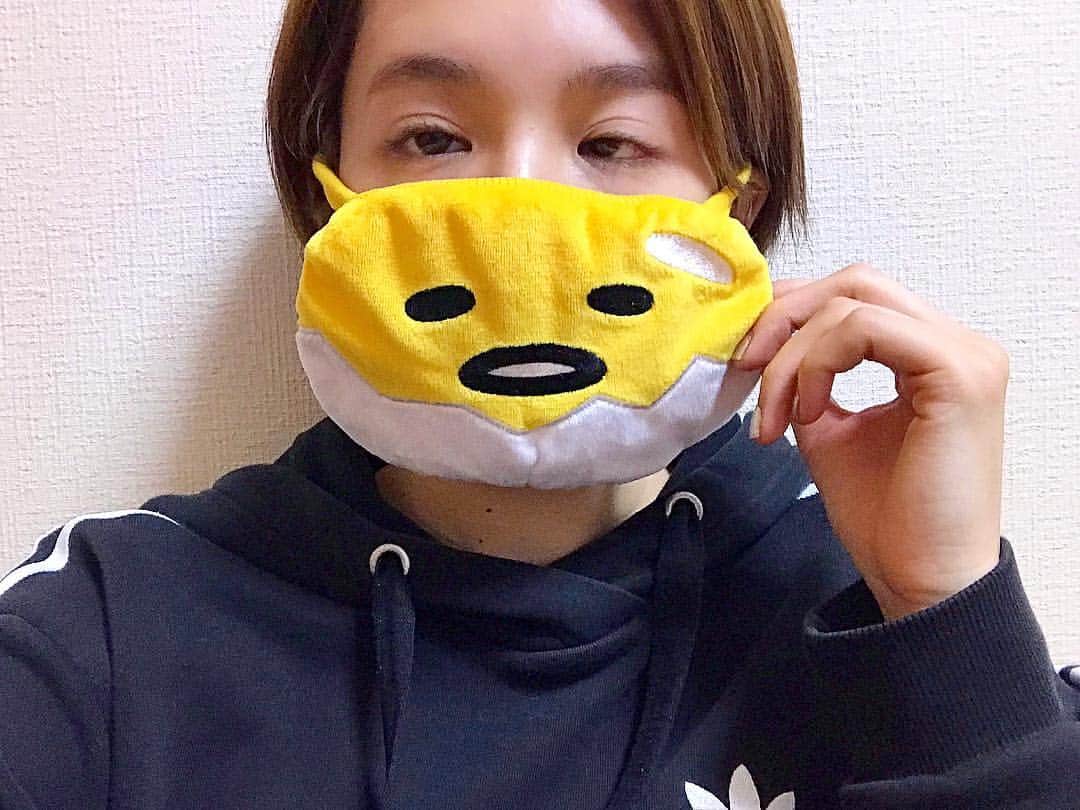 富久美玲のインスタグラム：「_ . ファンの子からプレゼントで頂きんか したぐでたまのマスク😷💕💕 . 寝る時に乾燥がひどいので着用！！！ . #プレゼント#マスク#ぐでたま#gudetama#sanrio」