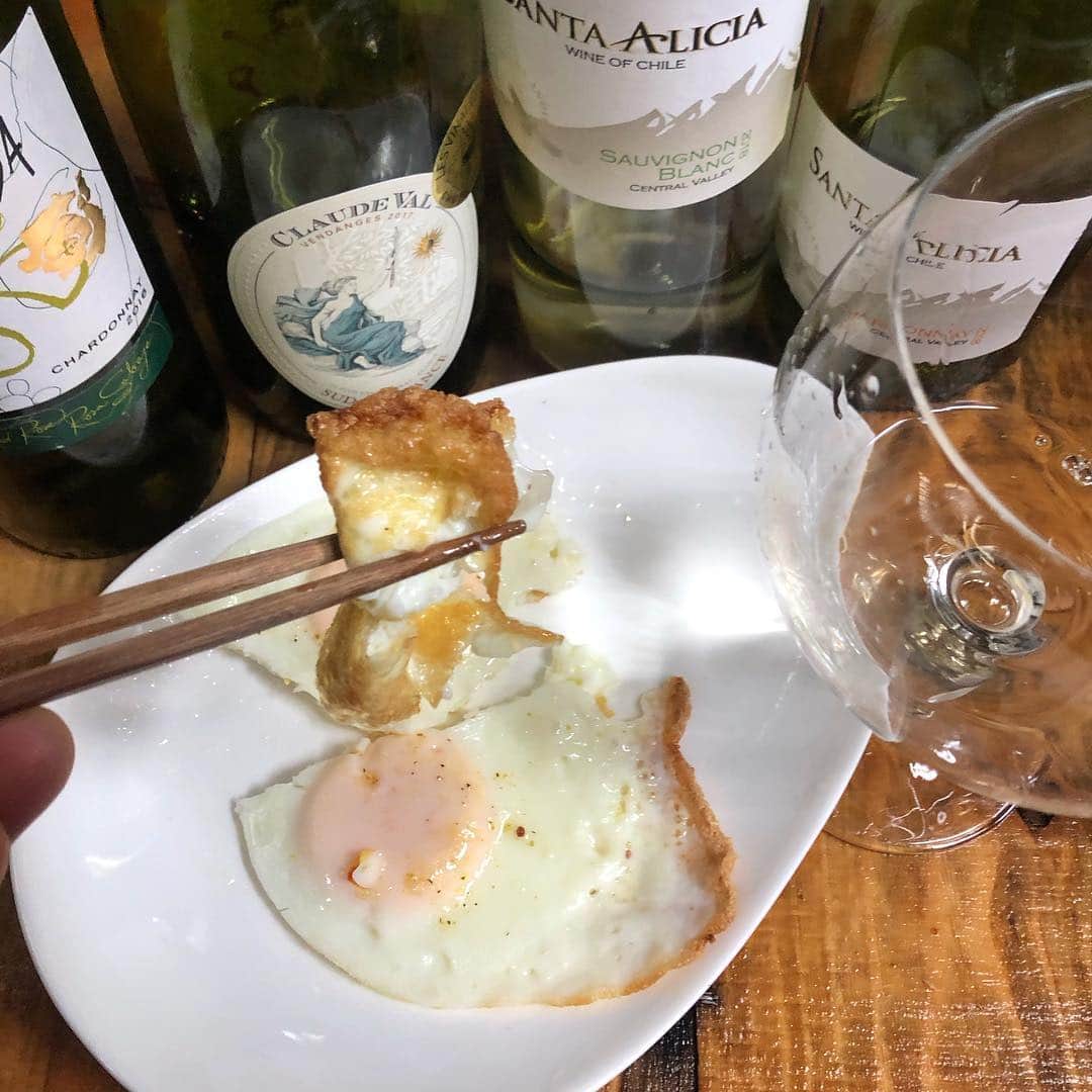 直樹 加藤さんのインスタグラム写真 - (直樹 加藤Instagram)「.. ザ☆テーブルワインな南仏の赤がロングランティスティングに加わりました。 . グルナッシュ、シラー、メルロー、カリニャンと、とても南仏っぽいブレンドです。 . 今日も、当然美味しいけど、これ、絶対月曜日とかが味わいのピークだと思う。 . チャーミングな酸と、適度な渋がカジュアルな果実味をエレガントにしています。 . ナイスなテーブルワインです。 . 白は、相変わらずスペインのシャルドネが男前な苦味で、そのほかのワインも、苦味が勝ってきましたが、まだ美味しいって余裕で言える味わいです。 . #必死の若づくり #老けない #毛艶 #デイリーワイン #ワイン好きな人と繋がりたい #七条 #七条御前 #西七条 #梅小路 #朱雀裏畑町 #大文字屋 #大文字屋加藤酒店 #試飲 #試飲可能」3月23日 20時59分 - daimonjiyakatonaoki