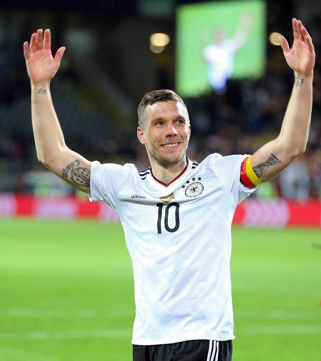 ルーカス・ポドルスキさんのインスタグラム写真 - (ルーカス・ポドルスキInstagram)「2 years ago, I said farewell to the DFB. 130 games, 49 goals. An unforgettable night! @dfb_team 🇩🇪🏆🙌🏻 #thankyou #DFB #LP10」3月23日 21時00分 - lukaspodolski