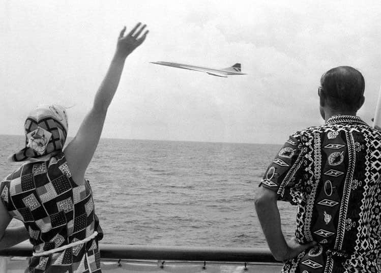 Meganさんのインスタグラム写真 - (MeganInstagram)「The Queen waves as Concorde flies past the Royal Yacht Britannia near Barbados #thequeen #princephillip #concorde #barbados #queenelizabeth」3月24日 2時26分 - zanzan_domus