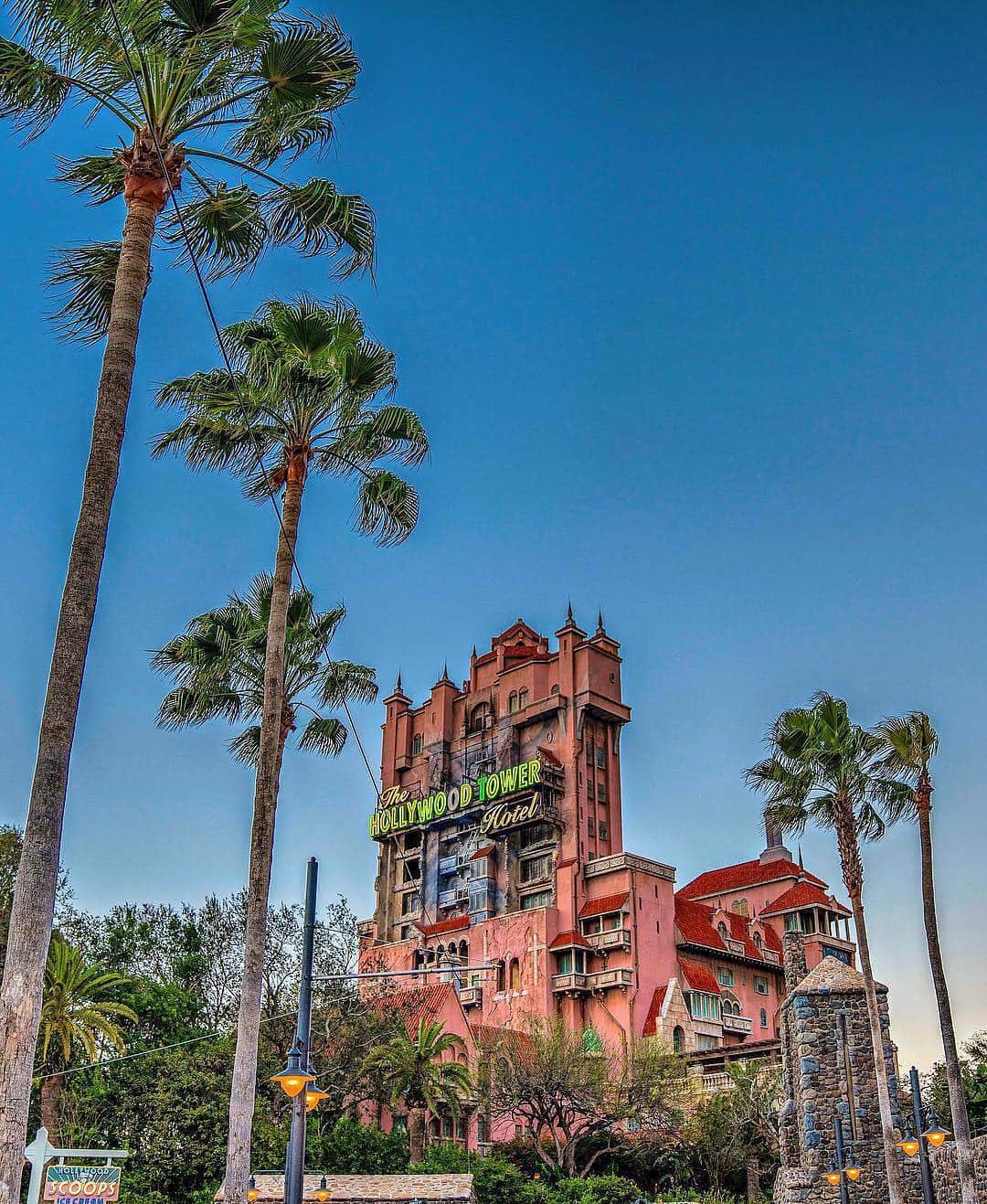 のインスタグラム：「Will you become a permanent resident of the Twilight Zone?⚡#HollywoodStudios #WaltDisneyWorld (📷: @tterrell494)」