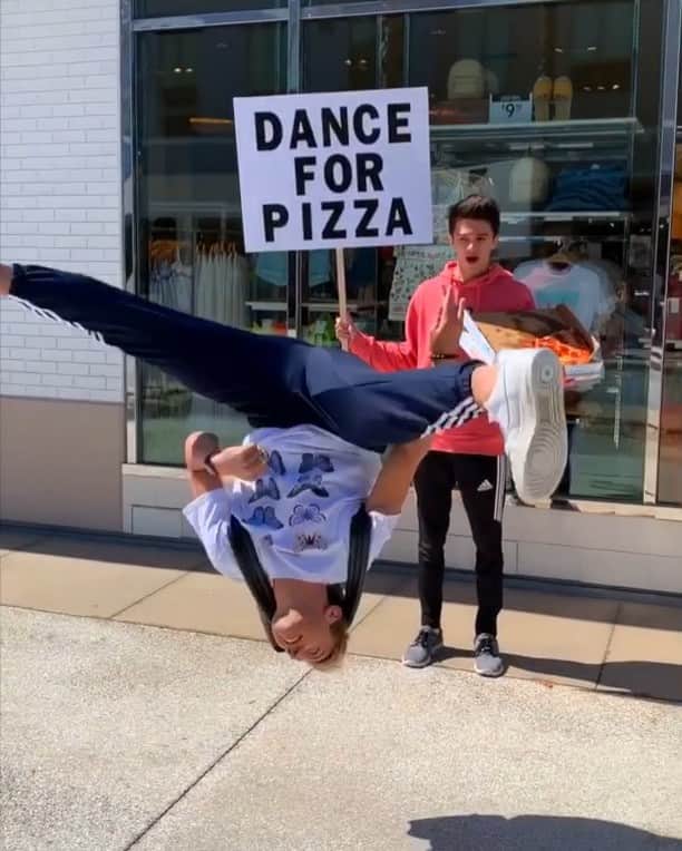 のインスタグラム：「DANCE FOR PIZZA🍕😍 tag a friend😂」