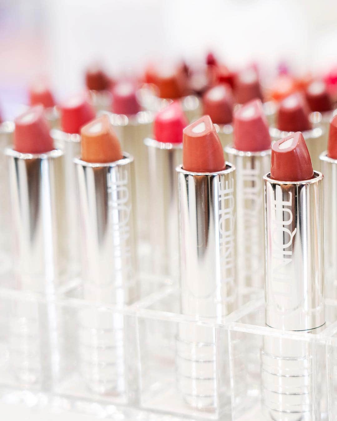 クリニークさんのインスタグラム写真 - (クリニークInstagram)「Is there a limit to how many lipsticks can spark joy? ✨  Shop #DramaticallyDifferent Lipstick now on clinique.com.  #Clinique #beauty #makeup #parabenfree #fragrancefree #happyskin」3月24日 2時29分 - clinique