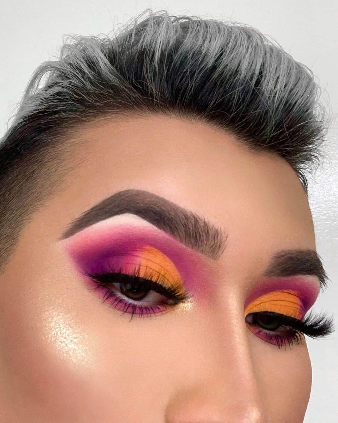 NYX Cosmeticsさんのインスタグラム写真 - (NYX CosmeticsInstagram)「@edgarsmakeup takes us to the tropics with this sunset-inspired #EOTD 🌅 He uses our Off Tropic Shadow #Palette in 'Hasta La Vista' to get the look 💃🌴 || #nyxcosmetics #nyxprofessionalmakeup #crueltyfreebeauty」3月24日 2時29分 - nyxcosmetics
