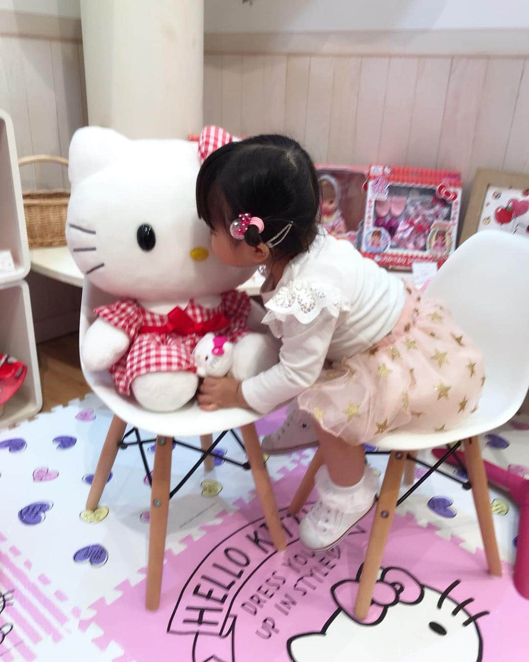 河内麻沙美さんのインスタグラム写真 - (河内麻沙美Instagram)「#sanrio 🎀 . . 先日行った#sanrioexpo 🙌✨ キティちゃんやいろんなキャラクターにあえて、可愛いグッズもたくさん置いてあって、LILIにとっては夢のような空間❤️ . ぎゅ〜したり、ちゅ〜したり❣️ 終始テンション高くはしゃいでました🥰 でも写真におさめるとなかなかいい顔は難しいね〜🤣 .  #サンリオ#キティちゃん#サンリオピューロランド#親子#親子リンクコーデ#リンクコーデ#成長記録#ママと娘#LILI」3月23日 21時10分 - masamikouchi