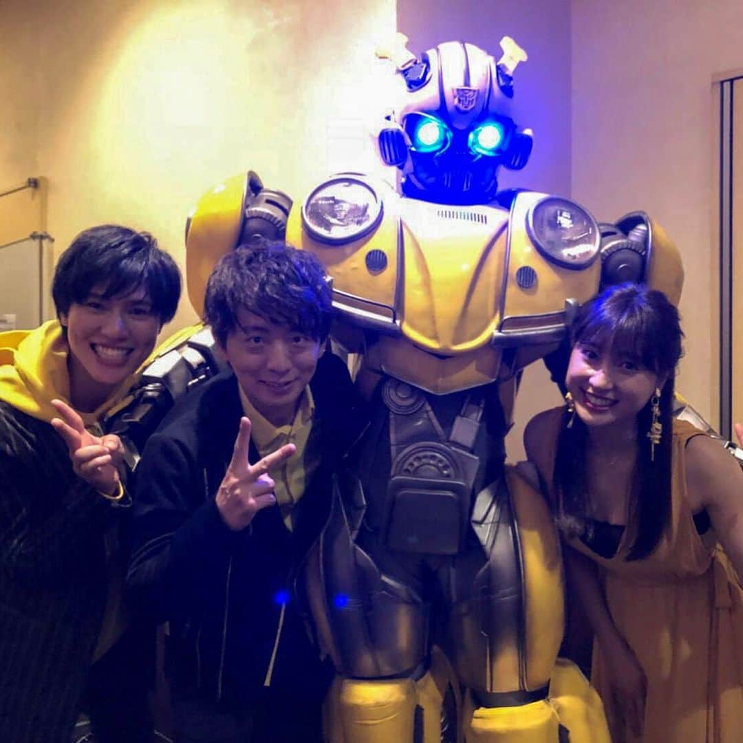 木村良平さんのインスタグラム写真 - (木村良平Instagram)「『バンブルビー』舞台挨拶後、素敵な笑顔に挟まれて、バンブルビーと記念撮影しました！ #バンブルビー #bumblebee #土屋太鳳 #土屋神葉」3月23日 21時07分 - ryouhey_drunk