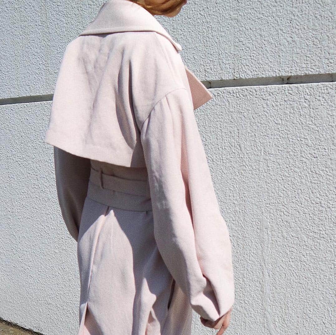 AULA AILAさんのインスタグラム写真 - (AULA AILAInstagram)「【MUST BUY ITEMS】 春の陽気にぴったりな、淡いピンクが印象的なスプリングコート。取り外し可能なウエストバッグがポイントで、シンプルな中にアクセントを効かせたデザインです。丸みのあるボリューム袖が特徴的な女性らしいシルエットに。大きめに設定した襟は小顔効果も期待できます◎ さらっとしたドライな質感の生地を使用しているので、シワになりにくいのも特徴です。  WAIST BAG SPRING COAT ウエストバッグスプリングコート ¥69,000+tax  #AULA#springcoat#pink#pinkcoat#fashion」3月23日 21時18分 - aulaaila_official