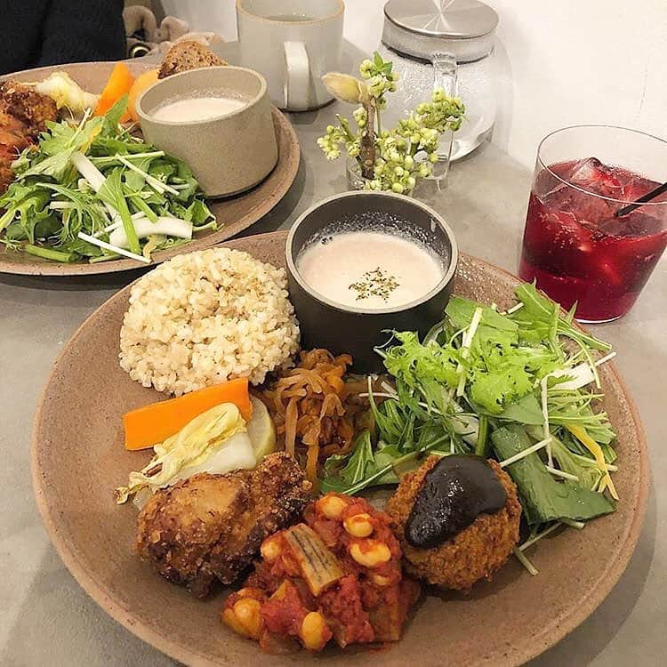 のインスタグラム：「. 今日は寒かったですね...🍃 寒暖差で風邪をひかないようにお気をつけください🤧 . オーガニック料理やオーガニックドリンクを投稿する時は是非「#ベジ部」と「#todaysvege」のハッシュタグをつけて投稿してください🌿 素敵な投稿はベジ部がリポストします！ みなさんで健康な毎日をシェアしましょう😊 . ベジ部には、オーガニックの楽しさを共有する無料のコミュニティがあります♪ オーガニックに関わる情報交換や交流の場として、ぜひお気軽にご参加ください✨ 詳しくはプロフィールのURLをチェックしてみてください✔️ . Repost from @nom_nom615 🍴🍆🍅【休日ラララーンチ♡】🏡🚗 ……………Tamaruさんで🍓苺ﾊﾟﾌｪの前の軽めのラーンチ♬ ＊ ＊ この日の1番の目的は、🍓莓ﾊﾟﾌｪ🍓だったので、軽めにオーガニック野菜のワンプレートランチを食べる事に♡ * 私のチョイスは、「デリプレート4種」玄米ご飯だし、有機野菜、フレッシュ野菜たっぷり～きっと躰が喜んでる筈♡ * ドリンクは、色に惹かれるザクロの炭酸ジュース🍹 * 今日も、美味しく頂きました🍅🍆🍴 ＊ ＊ #広島ランチ#広島グルメ #広島カフェ#カフェ巡り #おそとカフェ #カフェ好きな人と繋がりたい#野菜食堂 #ベジモ野菜食堂 #ベジモひろしま#野菜料理 #オーガニック野菜 #有機野菜#無農薬野菜#野菜好き #お野菜たっぷり#休日のおでかけ#休日の楽しみ#vegetarian #organic#instalunch #instapick #foodpick」
