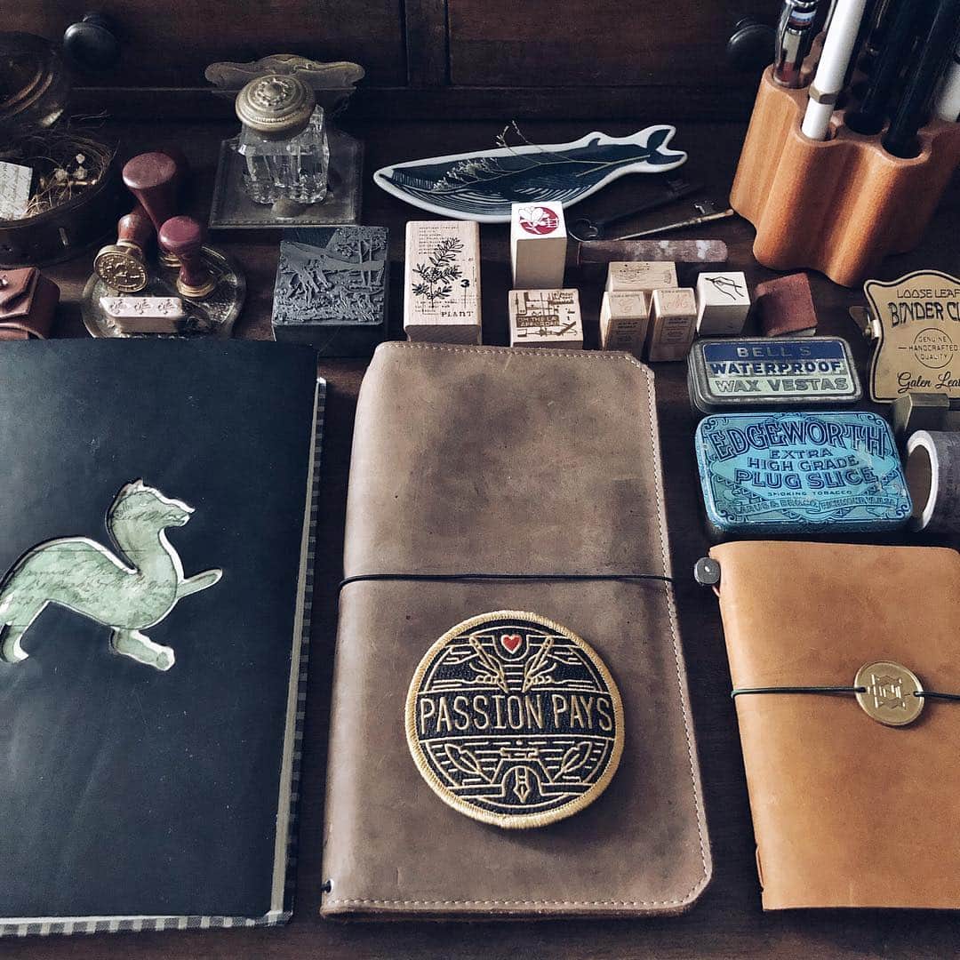 Catharine Mi-Sookさんのインスタグラム写真 - (Catharine Mi-SookInstagram)「My favorite journals and some of my beloved treasures in Saturday’s edition of #thingsorganizedneatly. . . . . . . . #journals #journaling #onmydesk #franklinchristoph #tnlove #vagabondnotebook #pegandawl #leatherjournal #travelerscompany #midoripassport #nomadostore #creativespace #classiky #woodenstamps #abmcrafty #waxsealstamp #galenleather #loveforanalogue #flatlays #flatlaystyle #flatlayout #stationerylover #aquietstyle #gatheredstyle #planneraddicts #dailyjournal #stationeryfinds」3月23日 21時16分 - catharinemisook