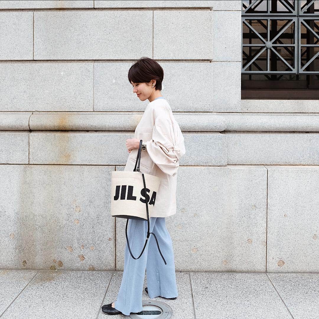 正中雅子さんのインスタグラム写真 - (正中雅子Instagram)「昨日のふく☺︎ * お気に入りのニットセットアップに、この春おすすめのジャケット！ * 袖にギャザーをよせボリュームを持たせた新鮮な1枚！オーバーサイズなのも🙆‍♀️ * セットアップはブルーもいい💙 * #masaco服」3月23日 21時17分 - masacoshonaka