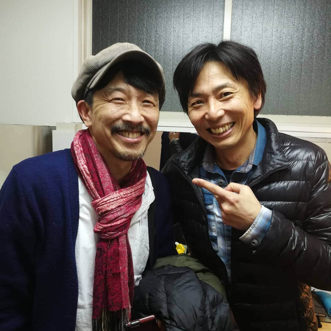 岡田達也のインスタグラム：「こんなところで会えるとは。 嬉しい感想をいただきました。 頼りになる先輩です。  #U18シアタープロジェクト #unt #動かない電車に乗って #米子市公会堂 #扉座 #有馬自由 #キャラメルボックス #岡田達也」