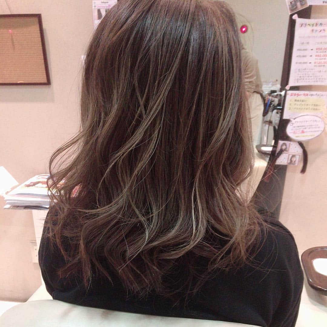 Lunonのインスタグラム：「アッシュブラウンにハイライト♡ 春らしく柔らかに(^^) Lunon ☏ 06-6341-5535 menu cut color ）⇨ ¥3780 perm . hot pepper or お電話✆ にて お気軽にご連絡ください✭ . . #Lunon#大阪美容室#大阪#野田阪神#福島#美容室 #大阪カフェ#カフェ#cafe#ブリーチ #hairstyle#haircolor#女子力 #メイク#エステ#アレンジ#マツエク #美肌#美白#リップ#ヘアアレンジ #color#デザイン#ハイライト #グラデーション#スタイリング #おしゃれ#おしゃれさんと繋がりたい」