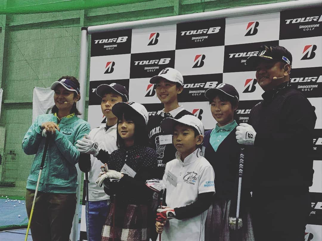 フジテレビゴルフさんのインスタグラム写真 - (フジテレビゴルフInstagram)「横浜で開催中の#ジャパンゴルフフェアで、#宮里聖志 プロ、#宮里藍 プロによるジュニアレッスンが行われました。 「まずゴルフを楽しむ」という宮里家の指導方針のもと、小中学生とその魅力を共有！ 宮里藍プロは今後、「世界に羽ばたいていけるような選手のお手伝いをしたい」とジュニアの育成へ意気込みも語っています！」3月23日 21時23分 - fujitvgolf