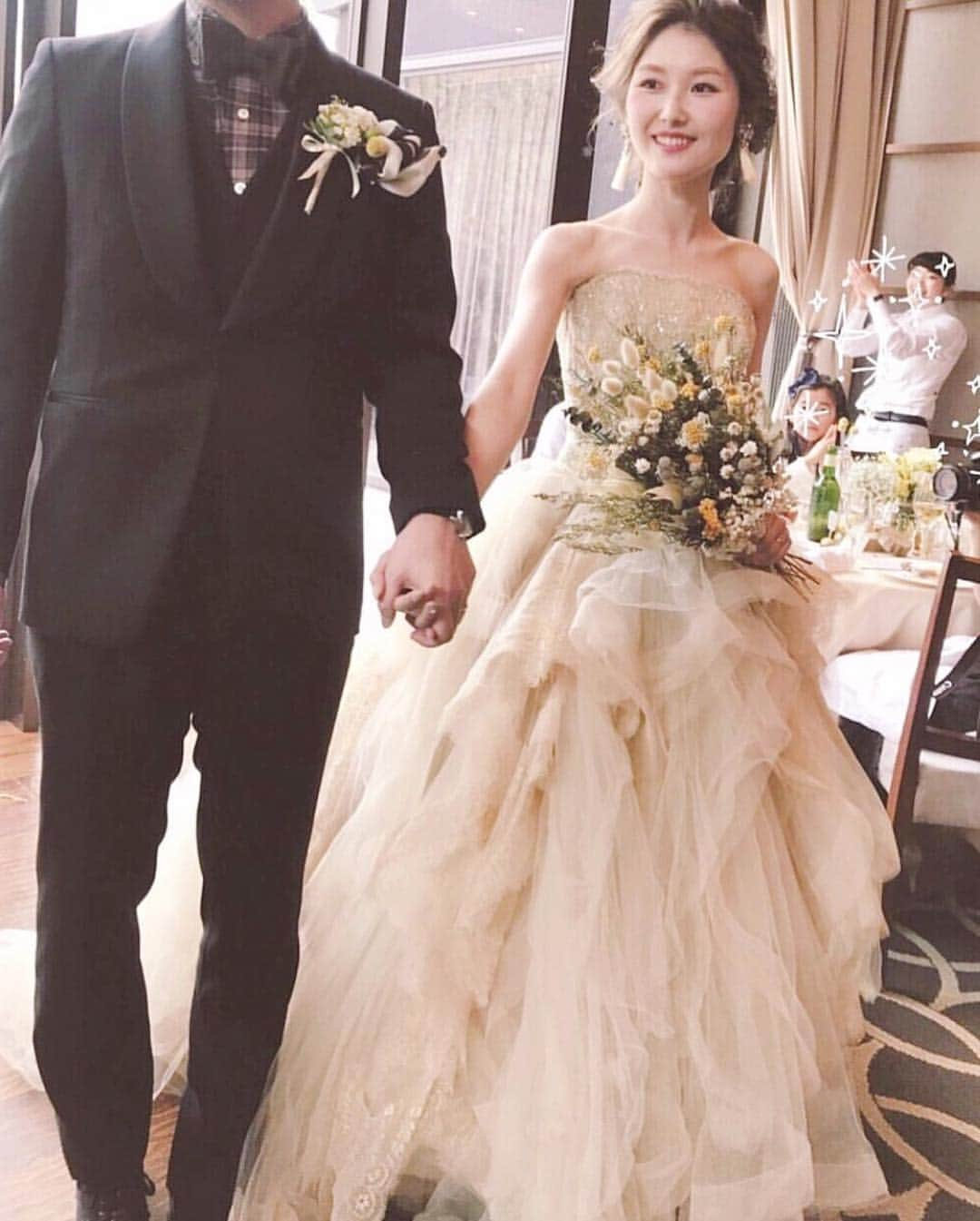 プレ花嫁の結婚式準備アプリ♡ -ウェディングニュースさんのインスタグラム写真 - (プレ花嫁の結婚式準備アプリ♡ -ウェディングニュースInstagram)「ナチュラル×エレガント🌿おしゃれな卒花さんのフォト10枚✨ * * こちらのお写真は #卒花嫁 @wedding_225 さんからリグラムさせていただきました🌟ありがとうございました😊✨ * * * #ナチュラル な雰囲気に、エレガントさと #アンティーク 感を持ち合わせたwedding_225 さんのウェディング⛪✨ * 先日 @weddingnews_brides でもご紹介させていただきました😊💕 * #ミモザ が至るところに取り入れられていて、とっても可愛いですね💛✨ * ナチュラルなテラスルームの会場に合うことと、2着の変化を大事にして選んだというドレスのセンスも抜群です👗✨ * タイプの違うドレスをお洒落に着こなしていて素敵ですよね💕 * この他のお写真も素敵なので、是非スワイプしてチェック👉してくださいね✨ * * ✅wedding_225さんの結婚式レポ #マイレポ は@wedding_225 の🔗のURLから詳しく見ることができます💕 * * * ＼📷投稿お待ちしています／ * 花嫁はもちろん、業者さんも大歓迎✨ アナタのお写真をご紹介してもOKという方は、ぜひ #ウェディングニュース にお写真を投稿してください💕 * * * ⬇︎関連アカウント⬇︎ * 💒式場検索 【 @weddingnews_concierge 】 👰マイレポ花嫁 【 @weddingnews_brides 】 💋WNブライズレポーター 【 @weddingnews_bridesreporter 】 * * その他、編集部からの連絡専用 @weddingnews_contact や、スタッフ個人の連絡用として @WN_xxxx（xxxは個人名）があります💕 * ………………………………………… ❤️WeddingNewsとは？ * * 花嫁のリアルな”声”から生まれた 花嫁支持率No1✨スマホアプリです📱💕 * * 🌸知りたい… #結婚式準備 に役立つ記事を毎日150件配信中♩ * 🌸見たい… インスタの #ウェディング 系投稿TOP100が毎日チェックできる＊IG画像の複数ワード検索も可♩ * 🌸叶えたい… #結婚式 関連の予約サイトが大集合♩ * 🌸伝えたい… 自分の結婚式レポ『マイレポ』が簡単に作れる♩先輩花嫁のレポが読める♩ * * @weddingnews_editor のURLからDLしてね✨ * * * #ウエディング #花嫁 #プレ花嫁 #プレ花嫁準備 #結婚 #日本中のプレ花嫁さんと繋がりたい #婚約 #ナチュラルウェディング #2019秋婚 #2020春婚 #2019夏婚 #プロポーズ #ウェディングドレス #ブーケ #ウエディングドレス #ウェディングブーケ #結婚式レポ  #おしゃれさんと繋がりたい #ウェディングフォト #大人婚」3月23日 21時24分 - weddingnews_editor