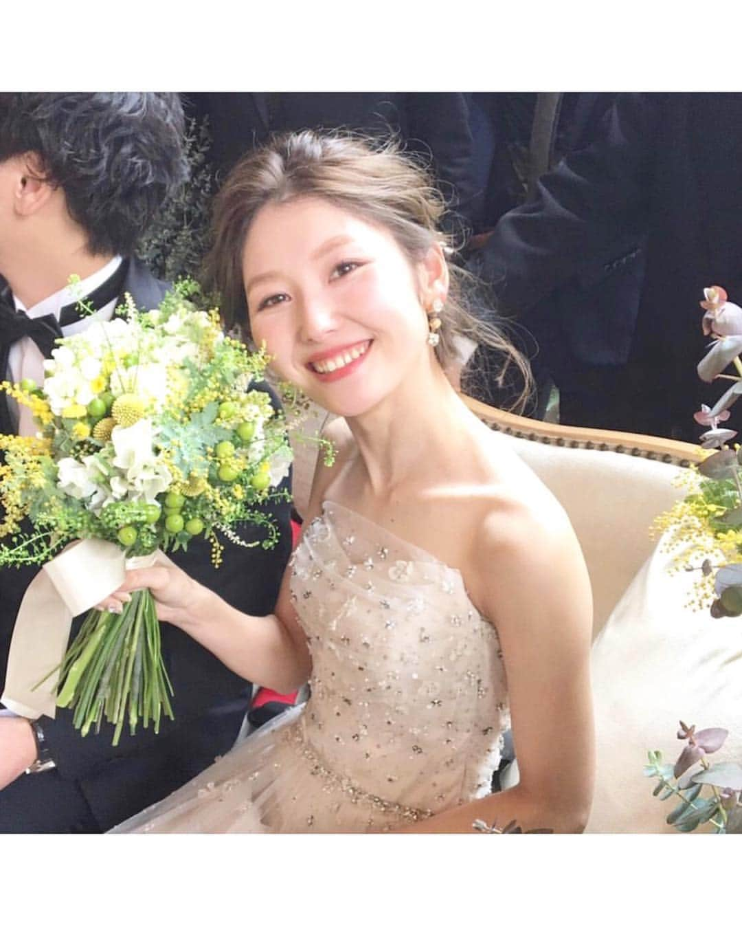 プレ花嫁の結婚式準備アプリ♡ -ウェディングニュースさんのインスタグラム写真 - (プレ花嫁の結婚式準備アプリ♡ -ウェディングニュースInstagram)「ナチュラル×エレガント🌿おしゃれな卒花さんのフォト10枚✨ * * こちらのお写真は #卒花嫁 @wedding_225 さんからリグラムさせていただきました🌟ありがとうございました😊✨ * * * #ナチュラル な雰囲気に、エレガントさと #アンティーク 感を持ち合わせたwedding_225 さんのウェディング⛪✨ * 先日 @weddingnews_brides でもご紹介させていただきました😊💕 * #ミモザ が至るところに取り入れられていて、とっても可愛いですね💛✨ * ナチュラルなテラスルームの会場に合うことと、2着の変化を大事にして選んだというドレスのセンスも抜群です👗✨ * タイプの違うドレスをお洒落に着こなしていて素敵ですよね💕 * この他のお写真も素敵なので、是非スワイプしてチェック👉してくださいね✨ * * ✅wedding_225さんの結婚式レポ #マイレポ は@wedding_225 の🔗のURLから詳しく見ることができます💕 * * * ＼📷投稿お待ちしています／ * 花嫁はもちろん、業者さんも大歓迎✨ アナタのお写真をご紹介してもOKという方は、ぜひ #ウェディングニュース にお写真を投稿してください💕 * * * ⬇︎関連アカウント⬇︎ * 💒式場検索 【 @weddingnews_concierge 】 👰マイレポ花嫁 【 @weddingnews_brides 】 💋WNブライズレポーター 【 @weddingnews_bridesreporter 】 * * その他、編集部からの連絡専用 @weddingnews_contact や、スタッフ個人の連絡用として @WN_xxxx（xxxは個人名）があります💕 * ………………………………………… ❤️WeddingNewsとは？ * * 花嫁のリアルな”声”から生まれた 花嫁支持率No1✨スマホアプリです📱💕 * * 🌸知りたい… #結婚式準備 に役立つ記事を毎日150件配信中♩ * 🌸見たい… インスタの #ウェディング 系投稿TOP100が毎日チェックできる＊IG画像の複数ワード検索も可♩ * 🌸叶えたい… #結婚式 関連の予約サイトが大集合♩ * 🌸伝えたい… 自分の結婚式レポ『マイレポ』が簡単に作れる♩先輩花嫁のレポが読める♩ * * @weddingnews_editor のURLからDLしてね✨ * * * #ウエディング #花嫁 #プレ花嫁 #プレ花嫁準備 #結婚 #日本中のプレ花嫁さんと繋がりたい #婚約 #ナチュラルウェディング #2019秋婚 #2020春婚 #2019夏婚 #プロポーズ #ウェディングドレス #ブーケ #ウエディングドレス #ウェディングブーケ #結婚式レポ  #おしゃれさんと繋がりたい #ウェディングフォト #大人婚」3月23日 21時24分 - weddingnews_editor