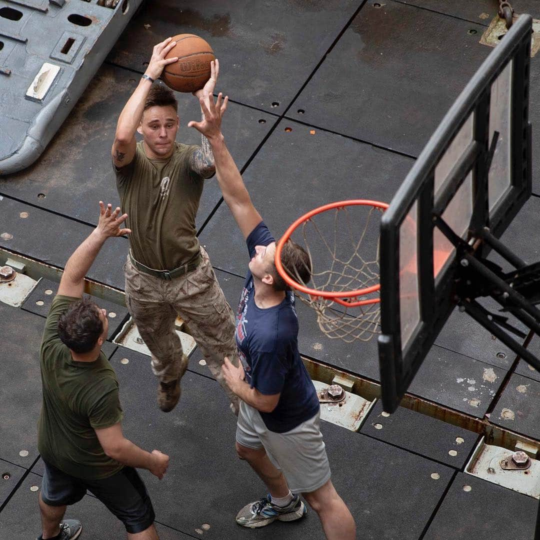 アメリカ海兵隊さんのインスタグラム写真 - (アメリカ海兵隊Instagram)「I Been Carlos Hathcock with the Shot  Pvt. Kyle Kennedy, a rifleman with the @22nd_meu shoots during a basketball game in the well deck of the Whidbey Island-class dock landing ship USS Fort McHenry. (U.S. Marine Corps photo by Lance Cpl. Antonio Garcia)  #Marines #USMC #Military #22ndMEU #Ship #USS #FortMchenry #Basketball #Sports #Marchmadness #Drake #0to100 #HipHop #ShipLife #MEU #Ballin #ShootYourShot #Clutch」3月23日 21時26分 - marines