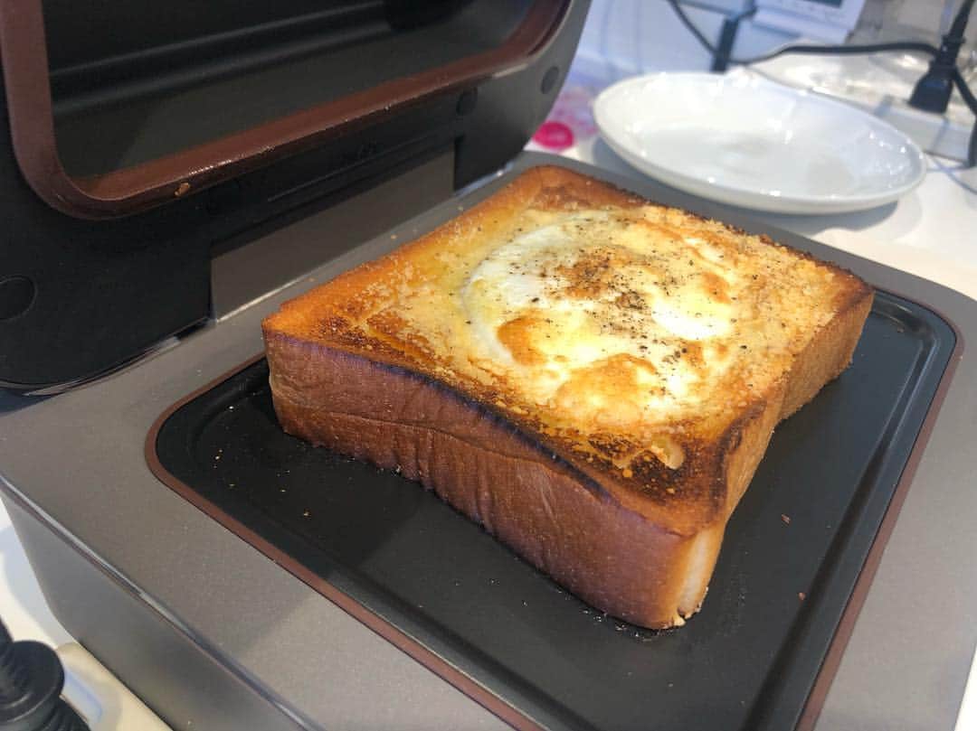 寺口智香さんのインスタグラム写真 - (寺口智香Instagram)「. . 三菱電機さんから新しく出る 三菱ブレッドオーブンを試してきました✨✨ 従来のトースターと違い 水分を逃がさない構造になっているので 焼く前よりもふわふわなのにカリッと仕上がるオーブン！  しかもいろんな調理方法が選べて まさかのフレンチトーストも焼き上げれる！ 本当にやばい。これはやばすぎる。 動画みましたか？ こんなフレンチトースト見た事ありますか🥺？ お惣菜トースターもすぐに仕上がるから 朝から楽チン✨ お昼や夜もオシャレなご飯が簡単に出来ちゃうね！ 汚しても水ぶきだけでいいんだって🥺  4月25日(木)の発売開始なのですが 3月20日(水)からAmazonで予約販売開始します！「三菱ブレッドオーブン」で検索してくださいね✨  わたし、大のたまごサンド好きで マドラグさんのたまごサンドを食べに行ったこともあり オーナーさん自ら考案してくださったフレンチトーストを食べれて感激。。 今回ふわっふわのフレンチトーストを考案してくださったマドラグさんで 2019年4月27日(土)〜5月6日(月)の間 このフレンチトースト食べられます。 やばい。絶対行く。  このブレッドオーブン、優秀すぎるから 実家にプレゼントします🥺！！！ #三菱ブレッドオーブン #フレンチトースト #トースト #パン活 #お惣菜パン #高級食パン #toast #breakfast #lunch #ディナー #PR」3月23日 21時33分 - chika_loves