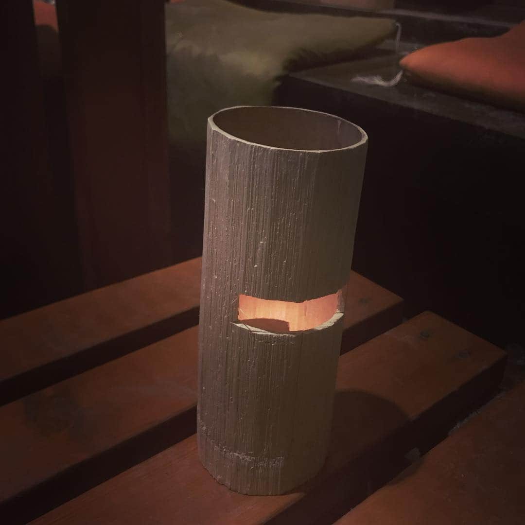 三宅洋平さんのインスタグラム写真 - (三宅洋平Instagram)「竹の面とって鋸と彫刻刀の平たいので穴を二個あけてロウソク入れたら、簡単にまーまーの灯籠が作れる。」3月23日 21時34分 - miyake_yohei