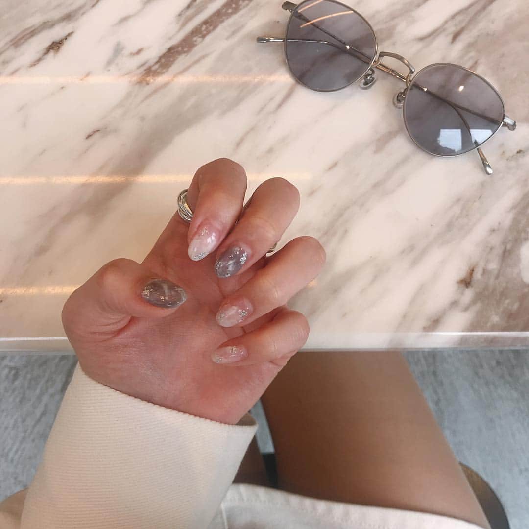 のインスタグラム：「new nail 💎 大理石っぽく、シルバーのキラキラのせて ♡  @_puiiiiin  いつもありがとう☺︎ . 質問多かったサングラス 🕶 @zoff_eyewear  でグレー系の カラーレンズをカスタムして作ったよ ♡  #nail #homeharajuku  #eyewear #zoff」