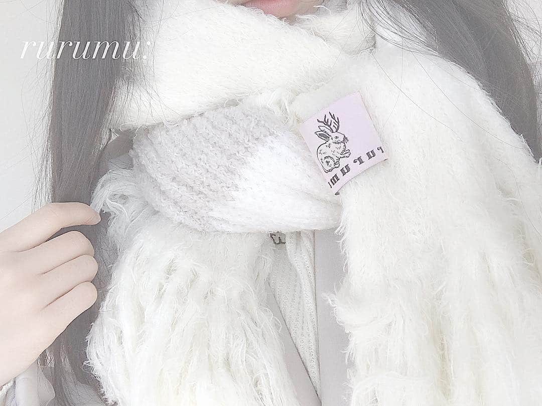 のインスタグラム：「世界一可愛いマフラーつけた日🐇  親友とご飯食べてからの〜 タピオカ。 私が食べたかったピンクのソフトクリームが目の前で売り切れて落ち込んでたら お店の人が、タピオカ多めに入れておきました＾＾ と言って渡してくれました＾＾ #大名ソフトクリーム #rurumu #マフラー #タピオカ #snidel」
