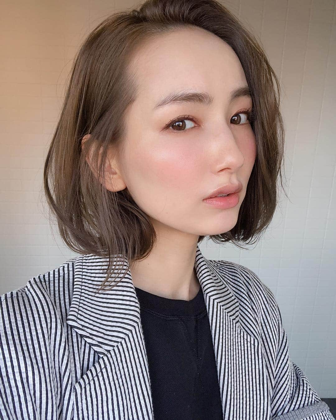 辻元舞さんのインスタグラム写真 - (辻元舞Instagram)「. 先日 @stand_by_hair で ヘアメンテナンスしてきました😊 髪型やカラーについてのご質問が多いので、 いつも担当の大川さんに細かく教えてもらっています！ ご参考にどうぞ💓 ----------------- Color▶︎ミントグレージュ(10トーン) イルミナカラーをベースに【フォレスト＋モノトーンアッシュ＋ヌード】を3:2:1の割合で紫外線が強くなる時期に備えて赤味/オレンジ味をオフした透明感カラーに仕上げました◽️ ・ Cut▶︎カットは伸びた分短くし隙間を出すようにスライドカットで束感をプラス、表面部分はつまみながらランダムにレイヤーをいれて巻きやすくの浮遊感が出るようにしました☺︎ ・ Treatment▶︎オージュアトリートメント 【TS1.2.3＋AQ2.3＋QU4 】みずみずしく弾力があり湿度でぺたっとせずサラッとハリコシのある質感に◽️ ・ Scalpcare▶︎OAフォーミングマスクヘッドスパで地肌の活性酸素の除去をしクリアでふっくらした状態に💆🏻‍♀️(産後の抜け毛防止と発毛促進✨) ドライヤー前はグロウシブグロウエッセンス(スカルプケア)＋ディオーラムエンゲージセラム(ヘアケア) ・ Styling item▶︎モイミスト＋モイバーム ----------------- 丁寧なメンテナンスありがとうございます！🙌🏻 . #ヘアカラー#ヘアメンテナンス#ボブ#ボブヘアー #Aujua#standbyhair#haircolor#mai_beauty」3月23日 21時41分 - mai_tsujimoto