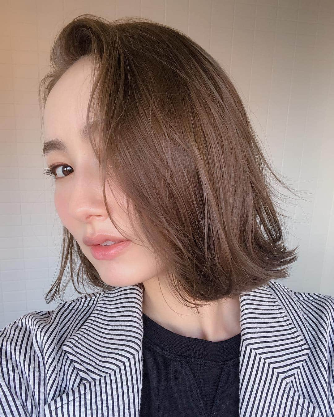 辻元舞さんのインスタグラム写真 - (辻元舞Instagram)「. 先日 @stand_by_hair で ヘアメンテナンスしてきました😊 髪型やカラーについてのご質問が多いので、 いつも担当の大川さんに細かく教えてもらっています！ ご参考にどうぞ💓 ----------------- Color▶︎ミントグレージュ(10トーン) イルミナカラーをベースに【フォレスト＋モノトーンアッシュ＋ヌード】を3:2:1の割合で紫外線が強くなる時期に備えて赤味/オレンジ味をオフした透明感カラーに仕上げました◽️ ・ Cut▶︎カットは伸びた分短くし隙間を出すようにスライドカットで束感をプラス、表面部分はつまみながらランダムにレイヤーをいれて巻きやすくの浮遊感が出るようにしました☺︎ ・ Treatment▶︎オージュアトリートメント 【TS1.2.3＋AQ2.3＋QU4 】みずみずしく弾力があり湿度でぺたっとせずサラッとハリコシのある質感に◽️ ・ Scalpcare▶︎OAフォーミングマスクヘッドスパで地肌の活性酸素の除去をしクリアでふっくらした状態に💆🏻‍♀️(産後の抜け毛防止と発毛促進✨) ドライヤー前はグロウシブグロウエッセンス(スカルプケア)＋ディオーラムエンゲージセラム(ヘアケア) ・ Styling item▶︎モイミスト＋モイバーム ----------------- 丁寧なメンテナンスありがとうございます！🙌🏻 . #ヘアカラー#ヘアメンテナンス#ボブ#ボブヘアー #Aujua#standbyhair#haircolor#mai_beauty」3月23日 21時41分 - mai_tsujimoto