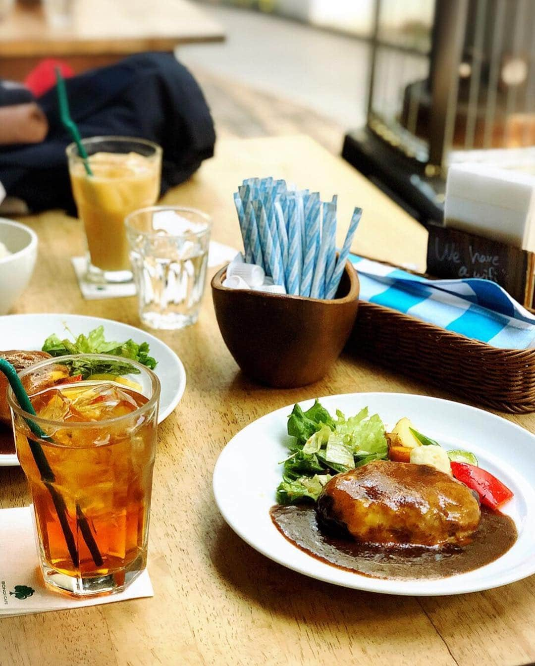 一條りおなさんのインスタグラム写真 - (一條りおなInstagram)「こはたん❤️と ボンダイカフェのテラスで 女子会🍴👭💕 . チーズトッピング アンチョビソースのハンバーグ 美味しすぎ😋💓 . #girlstalk #bondaicafe  #telas  #yummy」3月23日 21時42分 - riona.i