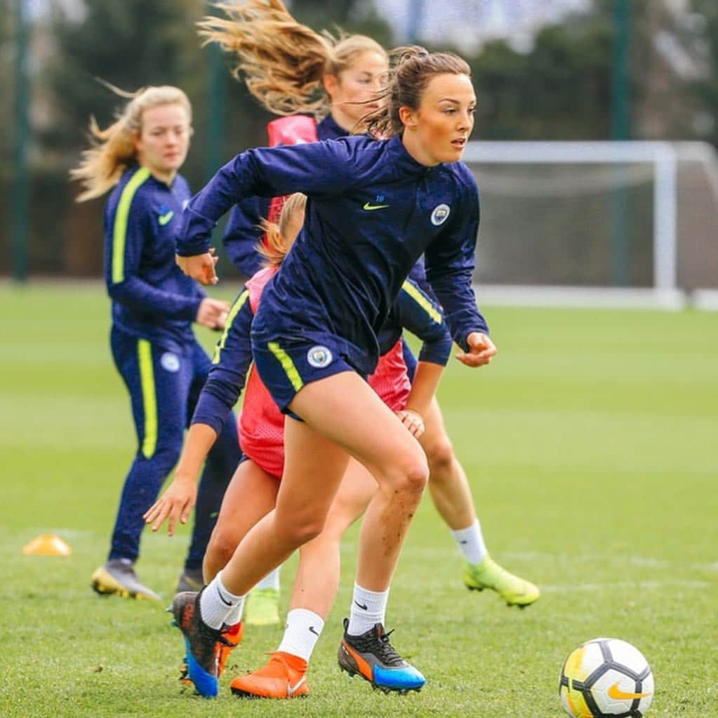 マンチェスター・シティFCさんのインスタグラム写真 - (マンチェスター・シティFCInstagram)「⚡️WORK HARD, TRAIN HARD ⚡️ #mancity」3月23日 21時42分 - mancity