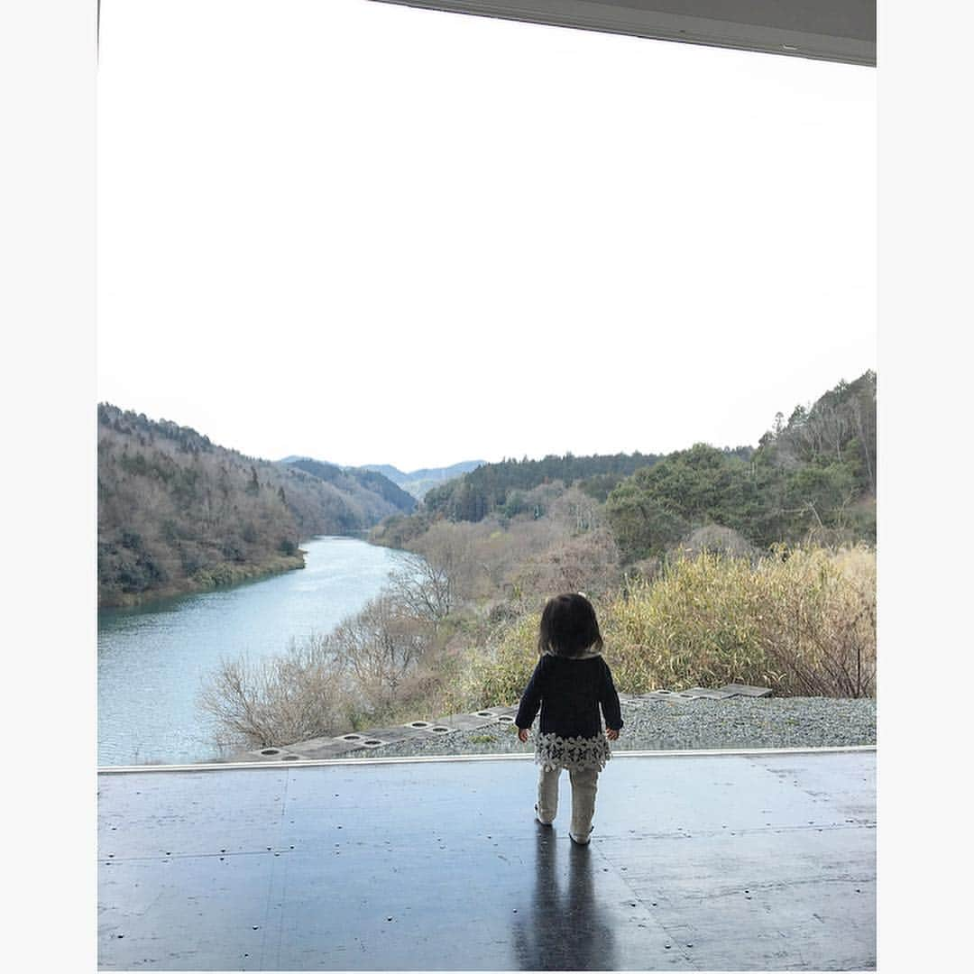 中川真依さんのインスタグラム写真 - (中川真依Instagram)「. 今年は本厄‼️ ということで厄除けで有名な立木観音へ行ってきました⛩✨ 約800段あると言われている階段をハーハーゼーゼー言いながら何とか登り切って本殿へ💦 この時点で厄は落とされたんじゃないかと思うくらいの達成感でした（笑） そして、ご祈祷の時に数えで33歳ですねと確認され、、、 さ、さ、33⁉️⁉️と2人で自分たちの年齢に驚愕😱😅🙏✨笑 まだ31歳なのに数えだと33歳って😳そして娘もまだ1歳なのに数えだと3歳‼️これまたビックリ😳‼️‼️笑. . とりあえず、ずっと気になっていた厄除けにやっと行けたので本厄も元気に頑張りたいと思います💪😊✨✨ #立木観音 #厄祓い #本厄 #800段 #足が笑ってる #カフェ #絶景 #立木音楽堂 #フレンチトースト #満腹 #眼福 #近江神宮 #伊藤みき #モーグル #飛込み #オリンピアン #Olympian #充実した休日」3月23日 21時43分 - maimai.47