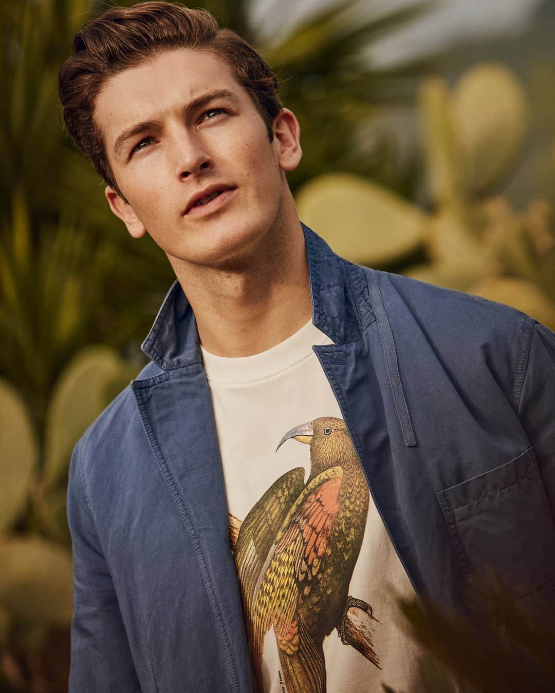 ギーブス&ホークスのインスタグラム：「A man can never have too many jackets, but if your wardrobe is dominated by spontaneous purchases and favourites that have seen better days, now the time to do some spring cleaning and start afresh. The Akeroyd is the ideal smart-casual investment to see you through the season – and beyond. . Team with a T-shirt and chinos during a summer escape or for relaxed afternoons around town.」