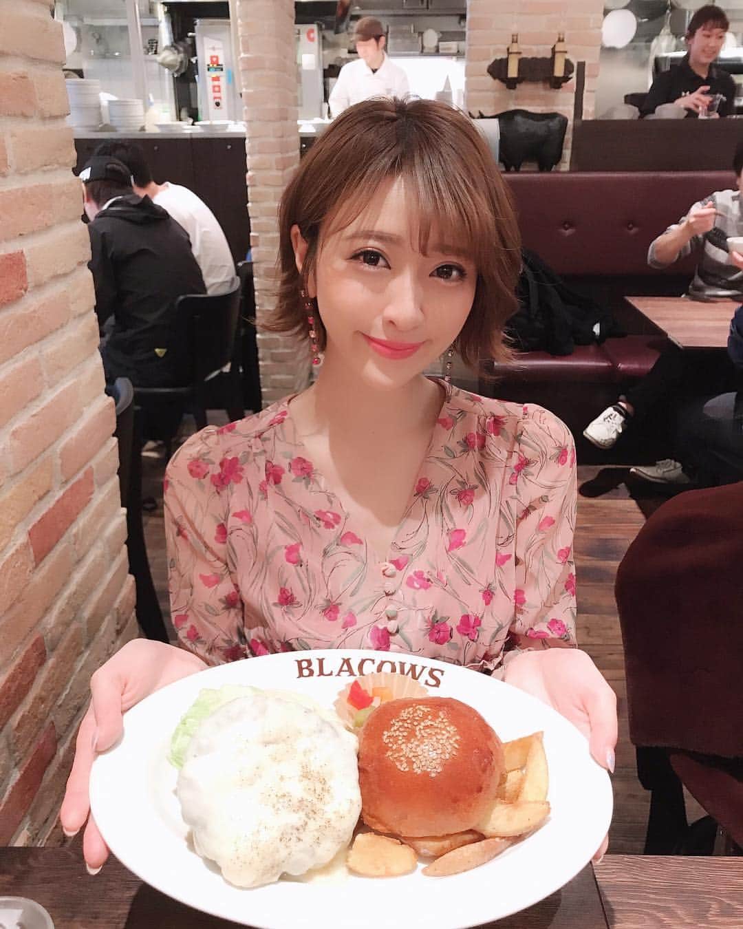 のインスタグラム：「ずっと気になっていた恵比寿にある#BLACAWS 🍔へランチにいってきたよ🥳💛✨ #ラクレットチーズバーガー を頼みました😍🧡🧡🧡🧀チーズ好きにはたまらない〜🤤 * そのあとは#銀座グレイスクリニック へ行って初めての白玉点滴を受けてきたの🕊💫内側から全身美白になりたいなあと思って☺️ * * * #ハンバーガー#恵比寿ランチ#ラクレット#ランチ#銀座#クリニック#注射#美容注射#白玉点滴#美白」