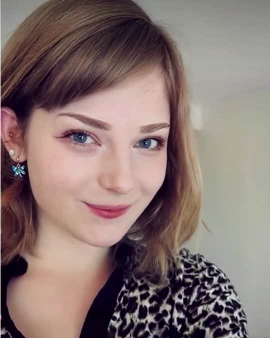 Ella Freyaのインスタグラム：「Hasn't it been extra glitchy lately or is that just me.」