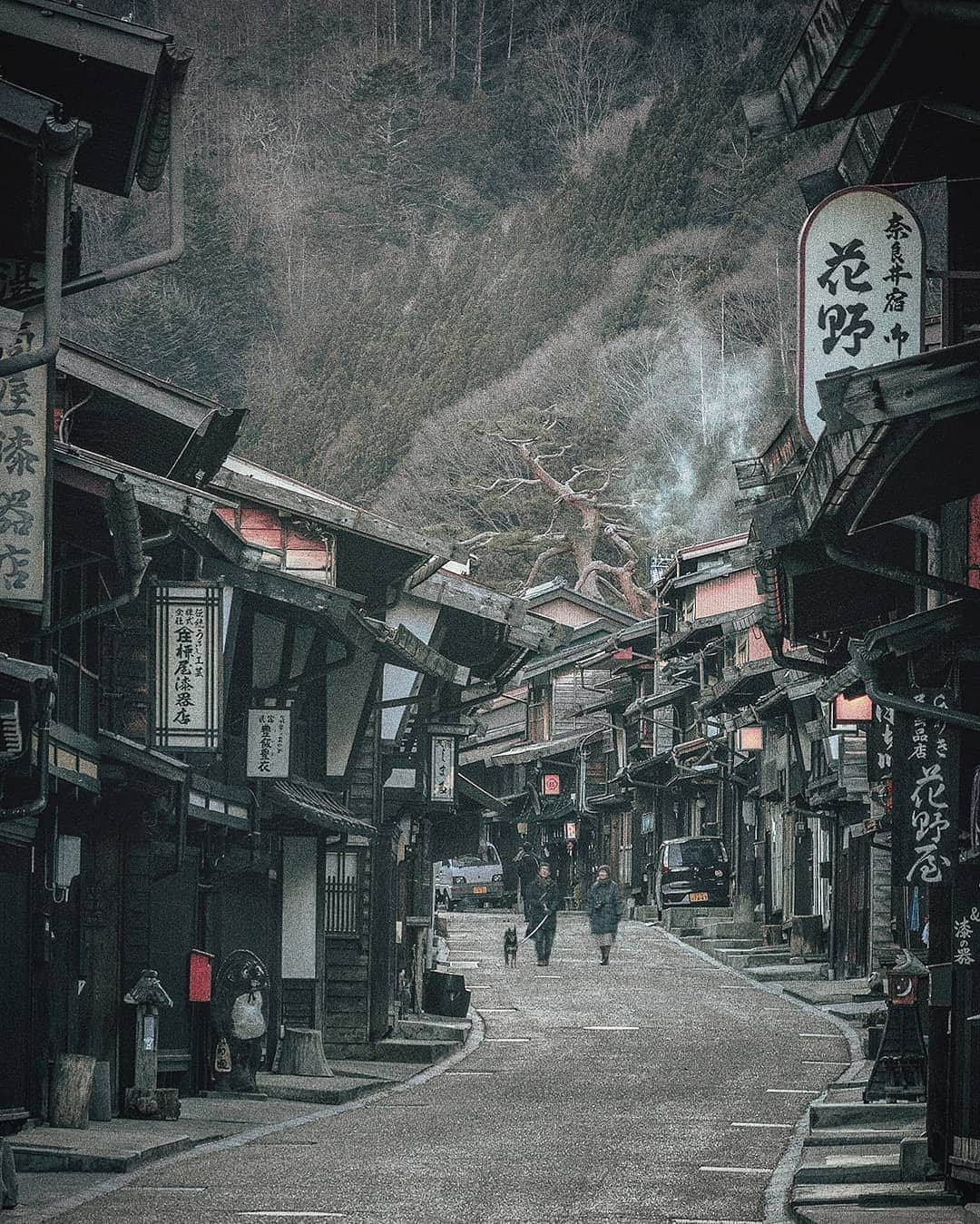 Berlin Tokyoさんのインスタグラム写真 - (Berlin TokyoInstagram)「🐕 Travel in time to a quaint Japanese village, a world away from the city bustle. . Naraijyuku historical house street in Nagano Japan. Naraijyuku is famous for its preserved traditional houses and accommodation. I went there end of the year so no one was there and all shops were closed. It was lucky that I could avoid all tourists. . . 📍Narai, Nagano, #japan」3月23日 21時48分 - tokio_kid