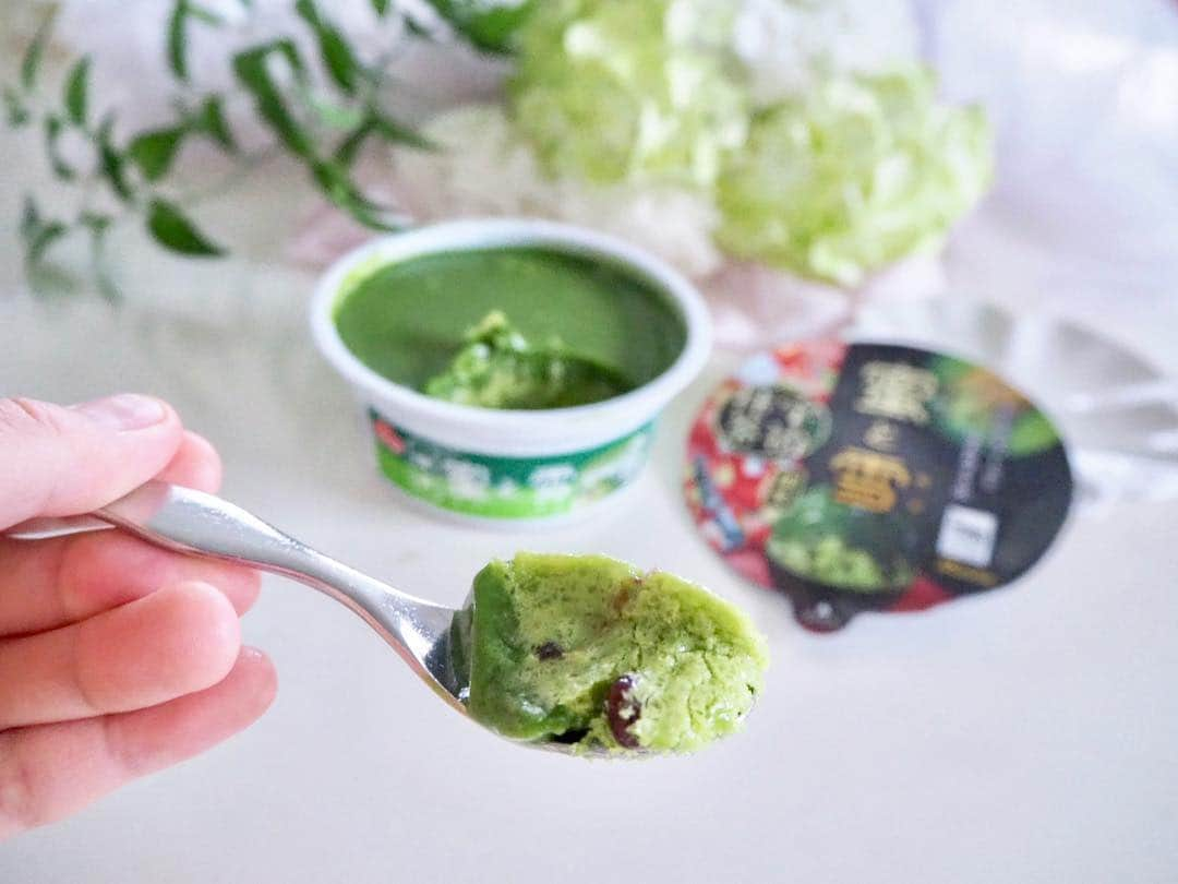 こままりえさんのインスタグラム写真 - (こままりえInstagram)「✴︎ MATCHA ice cream🍨🌿 . みんな大好きな森永乳業の #pino #PARM #MOW #蜜と雪 の 4種の抹茶アイスのパッケージデザインが 3/25より素敵にリニューアル☺️🌿 この和モダンな感じ好きだなぁ〜💗 . 京都の宇治茶畑を #世界文化遺産 に 推進するプロジェクトとして パッケージを同時にリニューアルするそう✌️ . お先に全種類食べてみたけど 私はとくに新発売のピノの 蔵出し熟成宇治抹茶が好きでした😋 見かけたら是非手にとってみて下さい💓💕 . #宇治茶 #抹茶 #抹茶アイス #PR #matcha #matchaicecream #icecream #森永乳業 #アイスクリーム #アイス #スイーツ #抹茶スイーツ #宇治抹茶 #リニューアル #ピノ #モウ #パルム #蔵出し熟成宇治抹茶 #京都 #宇治茶畑 #世界遺産登録 #抹茶づくし #抹茶好き #抹茶好きな人と繋がりたい #花のある幸せ時間」3月23日 21時51分 - komamarie