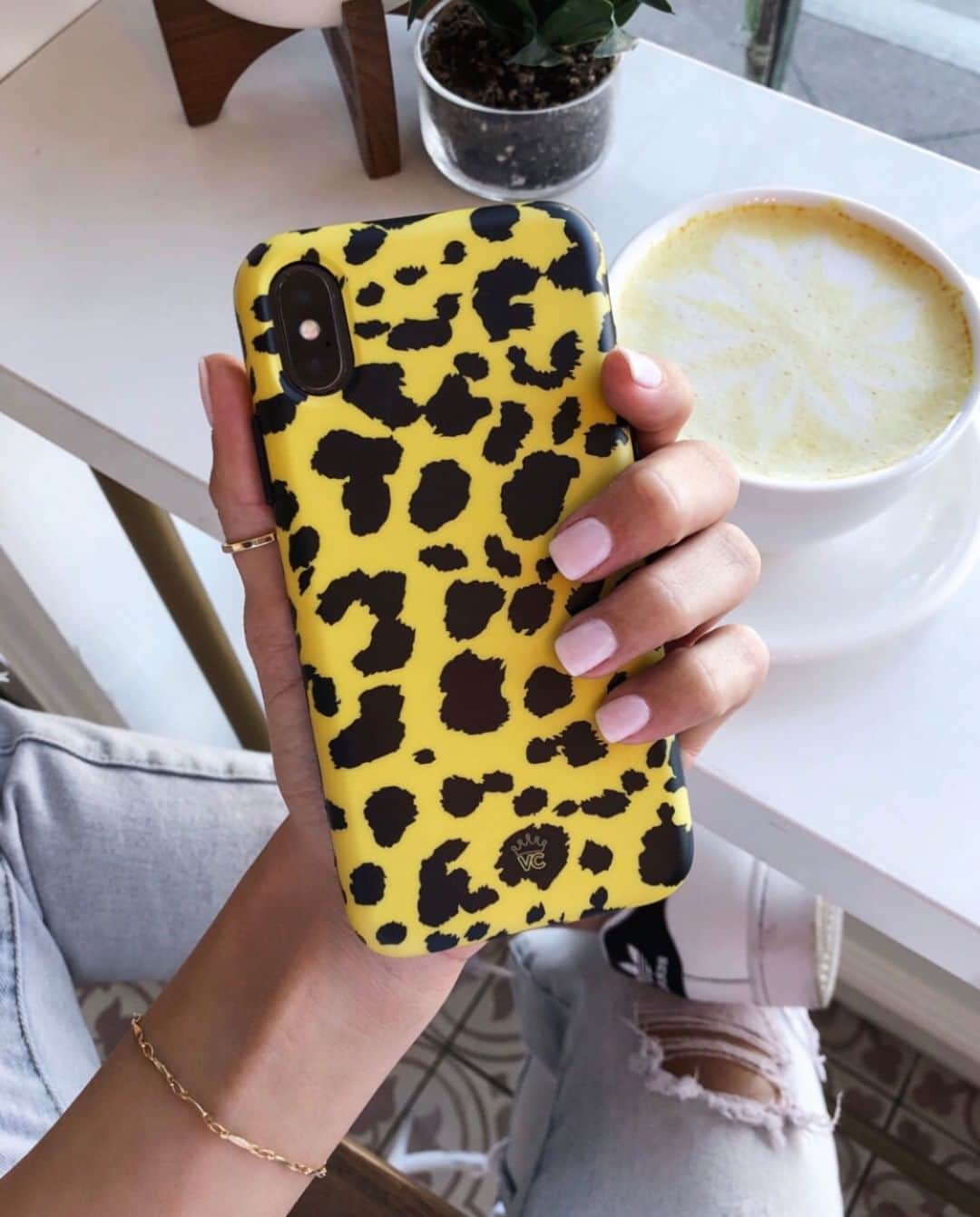 VELVETCAVIARさんのインスタグラム写真 - (VELVETCAVIARInstagram)「thanks a latte 🌟 Golden Cheetah Case 🐾 Available in iPhone and Samsung. Get yours @velvetcaviar. #velvetcaviar #cheetah #latte ⠀⠀⠀⠀⠀⠀⠀⠀⠀ ⠀⠀⠀⠀⠀⠀⠀⠀⠀ 📸: @danielleebrownn」3月23日 22時02分 - velvetcaviar
