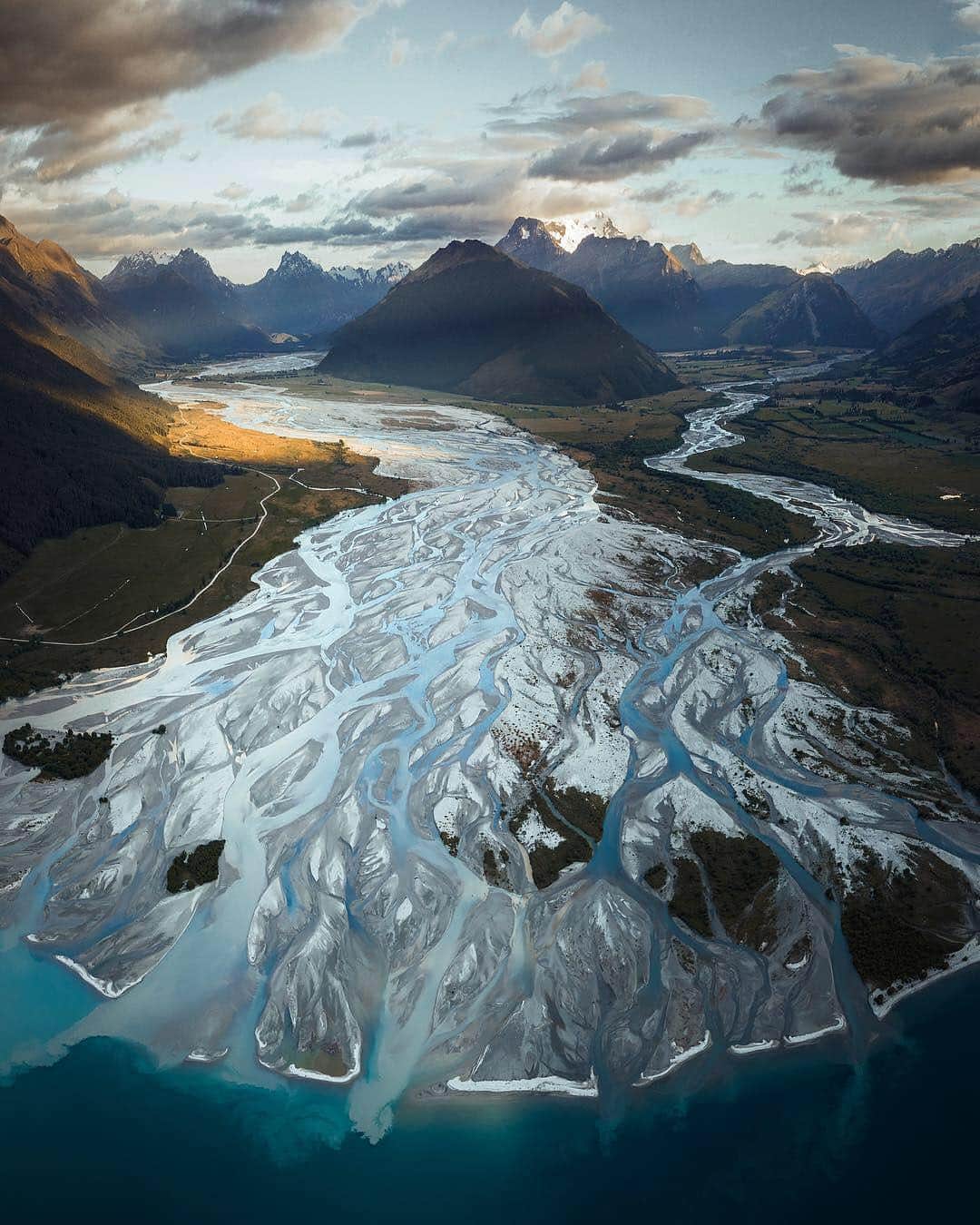 BEAUTIFUL DESTINATIONSさんのインスタグラム写真 - (BEAUTIFUL DESTINATIONSInstagram)「Landscape photographer @jasoncharleshill shares a series of stunning shots from his journey across the South Island of New Zealand. Isn't it incredible what patterns nature can create? (📷: @jasoncharleshill 📍: New Zealand)」3月23日 22時03分 - beautifuldestinations