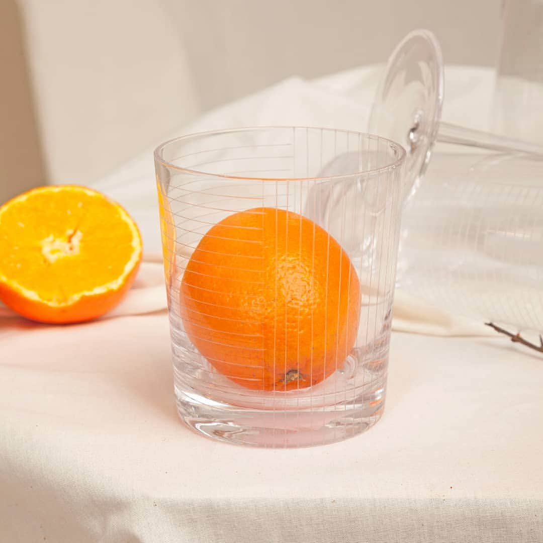 ベンシモンのインスタグラム：「MAISON BENSIMON Une collection de verres unique grâce à l'effet d'optique produit par le croisement imaginaire des lignes horizontales et verticales.  Gravées à la main et soufflé à la bouche, retrouvez notre collection Stries en ligne et dans nos concept-stores 🇬🇧A unique glass collection thanks to the optical effect produced by the imaginary crossing of horizontal and vertical lines.  Hand-engraved and mouth-blown, our Stries collection is available online. #Bensimon #moisdeladeco #deco #home #glass #handmade」