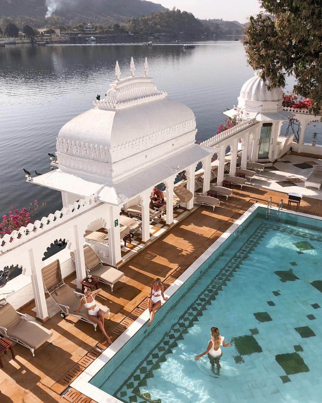 レオニー・ハンネさんのインスタグラム写真 - (レオニー・ハンネInstagram)「Morning dips at @tajlakepalace. 🐚 Anzeige/Ad When a coincidence brings you together with two friends from around the world to the same place and the same time! It’s also a coincidence we’re all wearing white... 😂 #India #Udaipur #TajLakePalace」3月23日 21時54分 - leoniehanne