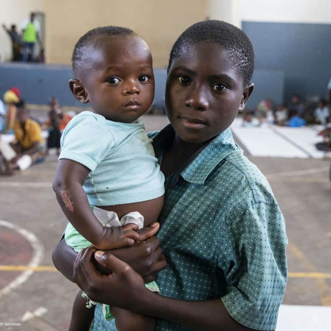 unicefさんのインスタグラム写真 - (unicefInstagram)「In Beira, Mozambique, Helcio holds baby Anderson in a school gym being used to temporarily shelter families who have lost their homes. Flooding, caused by #CycloneIdai, has destroyed homes and displaced thousands of families.  We’re providing life-saving support to families affected by the cyclone and #floods. #Idai © UNICEF/UN0291173/de Wet AFP-Services」3月23日 21時55分 - unicef