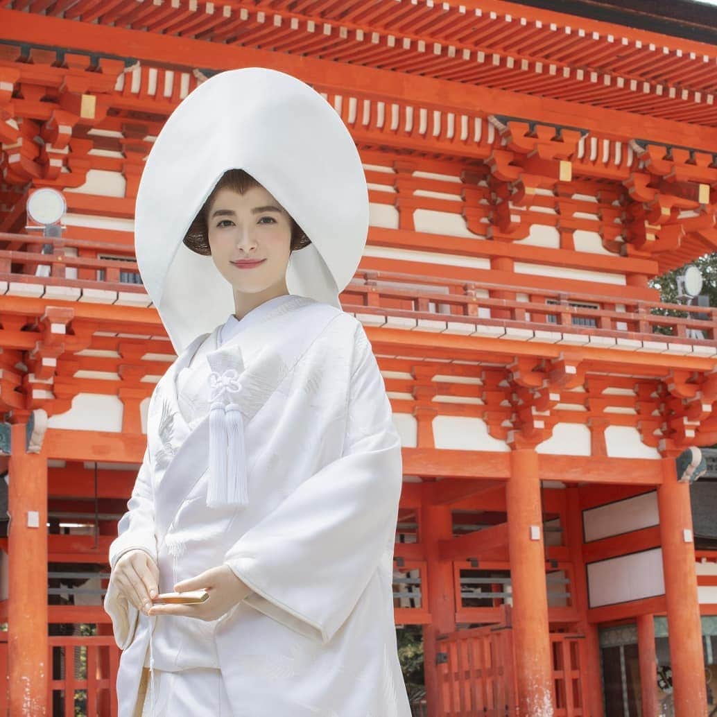 TAKAMI BRIDAL 神社和婚のインスタグラム：「【TAKAMI BRIDAL和婚フェア開催】 「神社で結婚式がしてみたい」 「結婚式では和装を着てみたい」  そんな想いを形にできるブライダルフェアのご案内です！  TAKAMI BRIDALが 重要文化財や世界文化遺産の 神社仏閣での結婚式を プロデュース致します。  また和装体験、かつら・洋髪体験 もご用意しています。  さらにフェア会場である [ラ・フェットひらまつ]では 挙式後のご会食、披露宴を ご検討の方に 本格フレンチのコース試食を 無料でご用意。  地上200mからのパノラマビューとともに、記憶に残る美食のおもてなしを致します。 〈フェア詳細〉 開催日：2019年4月14日(日) 場所：ラ・フェットひらまつ  大阪市北区中之島2-3-18 中之島フェスティバルタワー 37F  スタート：10時00分から (ラストエントリー18時30分) ご予約制 〈ご来館特典〉 ◆ラ・フェットひらまつペアランチ券 プレゼント ◆TAKAMI BRIDALオリジナルハンドソープ プレゼント 〈ご紹介可能　神社仏閣〉 下鴨神社、吉田神社、今宮神社、出雲大社、熊野大社、美保神社、大阪天満宮、生國魂神社、坐摩神社、豊國神社、生田神社、猿田彦神社など 〈フェアのご予約〉  フェアに参加希望の方は https://www.motif-event.com/desk/  モチーフイベントデザイン ウエディングデスクまで。  皆様のご来館心よりお待ちしています。 ----------------------------------------------- #式場選び #ブライダルフェア #ひらまつ #レストランウェディング #レストランウエディング #プレ花嫁#日本中のプレ花嫁さんと繋がりたい #結婚式#婚礼 #神前式 #和婚 #神社婚 #白無垢 #色打掛 #和装 #かつら#和装ヘア #タカミブライダル#TAKAMI BRIDAL#takami bridal #関西花嫁 #大阪花嫁 #京都花嫁 #下鴨神社 #出雲大社」