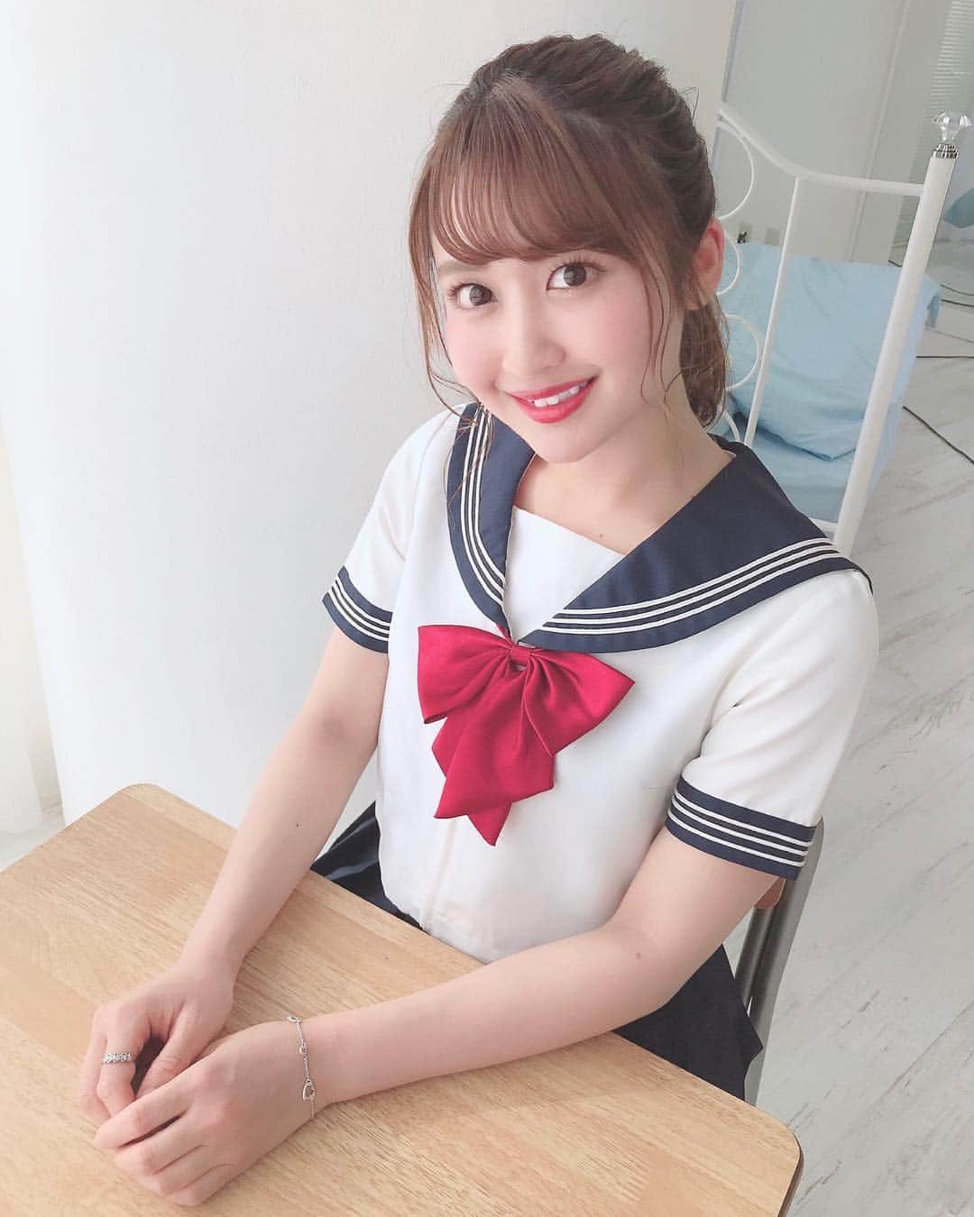 のインスタグラム：「♡ . 今月のTOKYO dela THEATREは 制服公演でした☺️💓💓 . 25歳、、😂😂😂 でも学生気分を味わえて 楽しかったです🥺❤️笑 . . 学生時代は勉強って嫌だなって マイナス思考になりがちだったけど、 今は逆に学びたい事がたくさんだな〜✏💭 . #live #tokyo #costume #instagood #instagramjapan #japanesegirl #girls #セーラー服 #制服 #制服公演 #定期公演 #東京 #コスプレ」